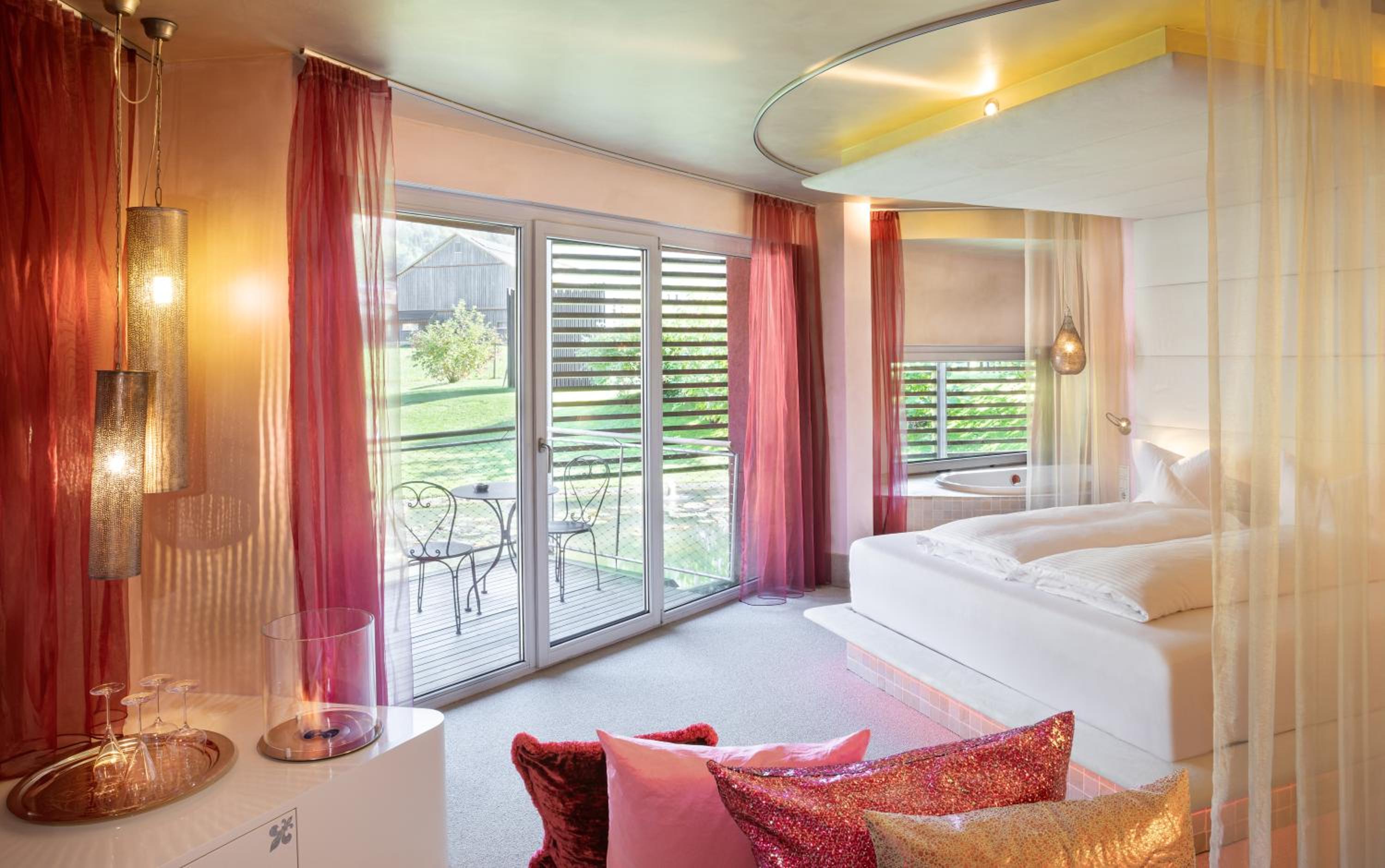 Suite with Hot Tub photo 2