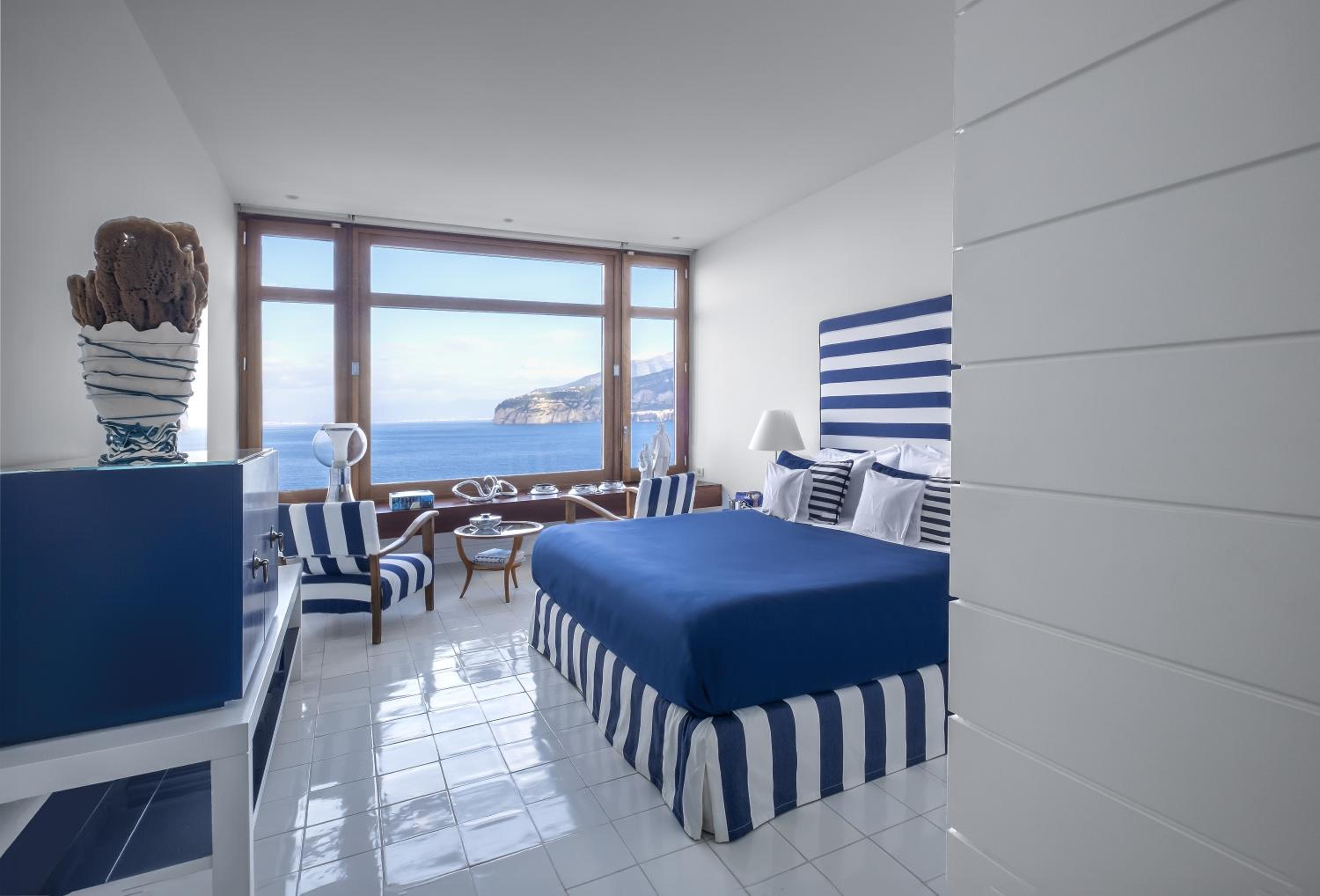 Deluxe Double Room with Sea View - Photo 3