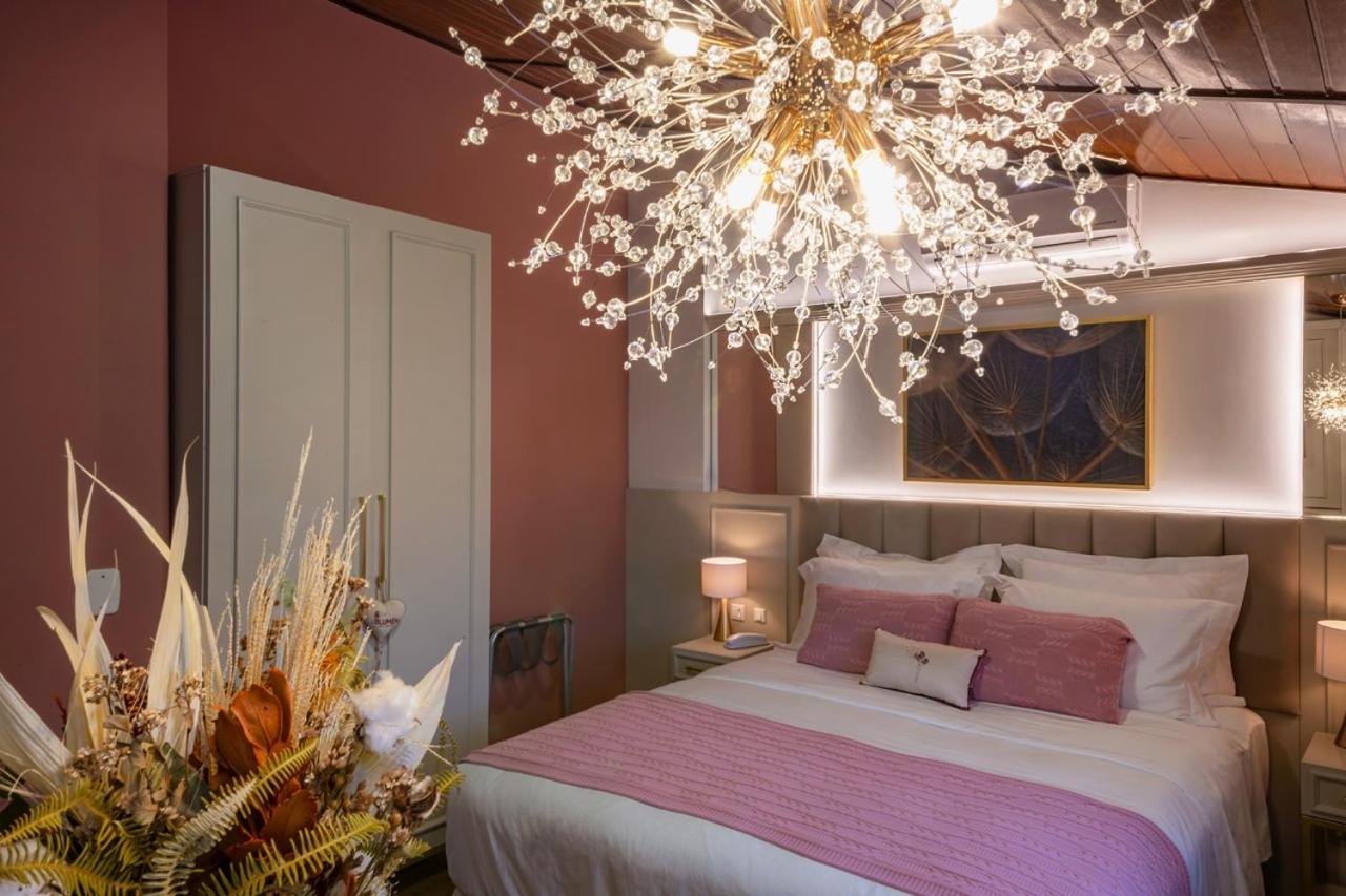 Queen Suite with Spa Bath photo 2