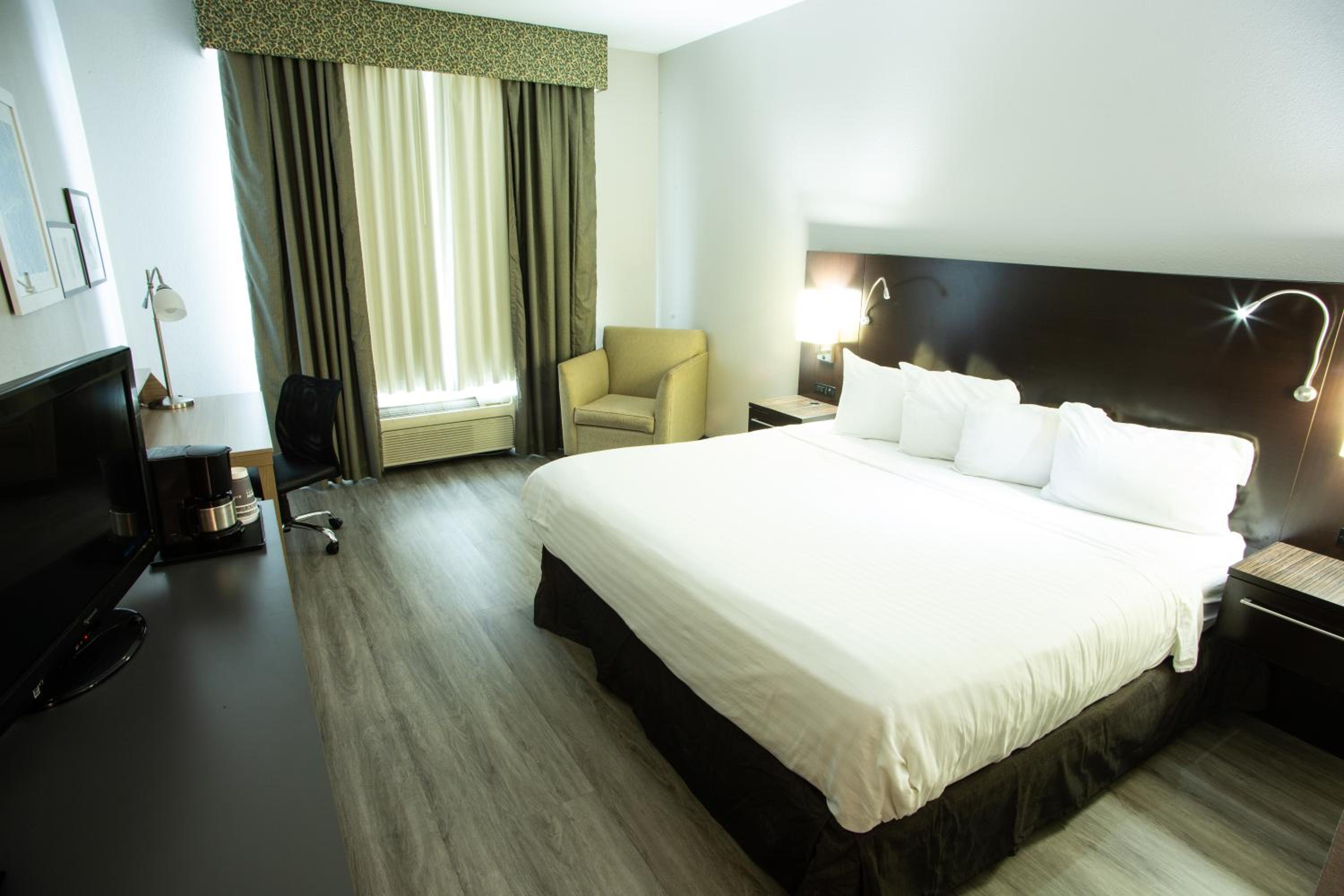 King Suite with Whirlpool - Non-smoking photo 3