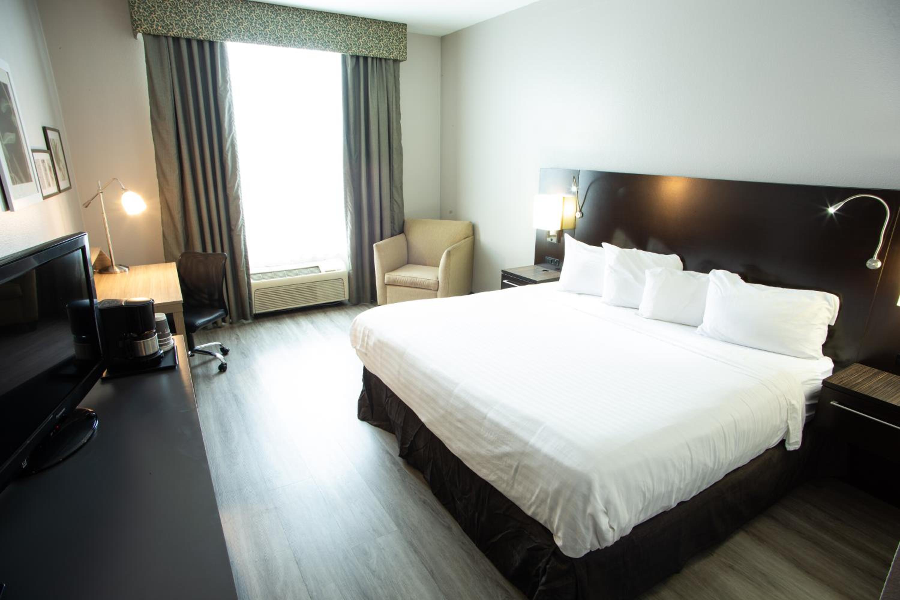 King Room with Roll-In Shower - Disability Access/Non Smoking photo 3