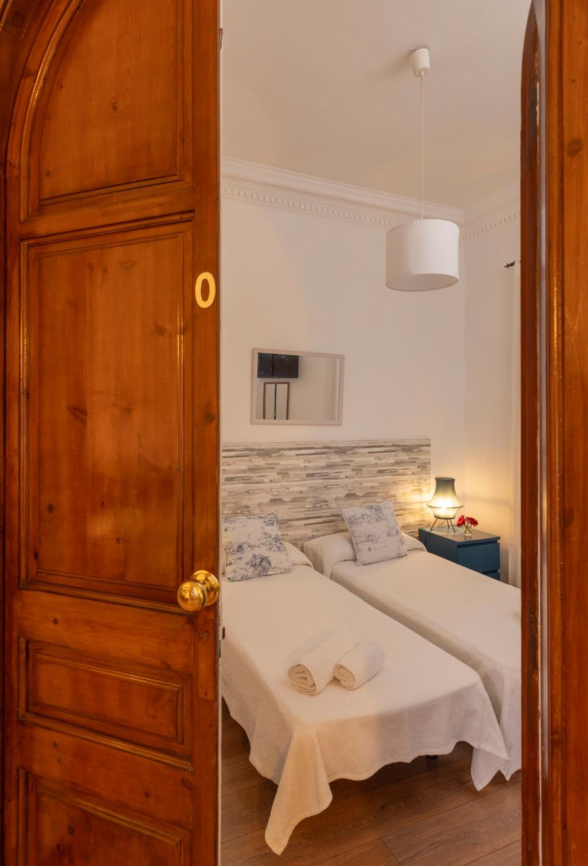 Economy Double Room with Shared Bathroom photo 3