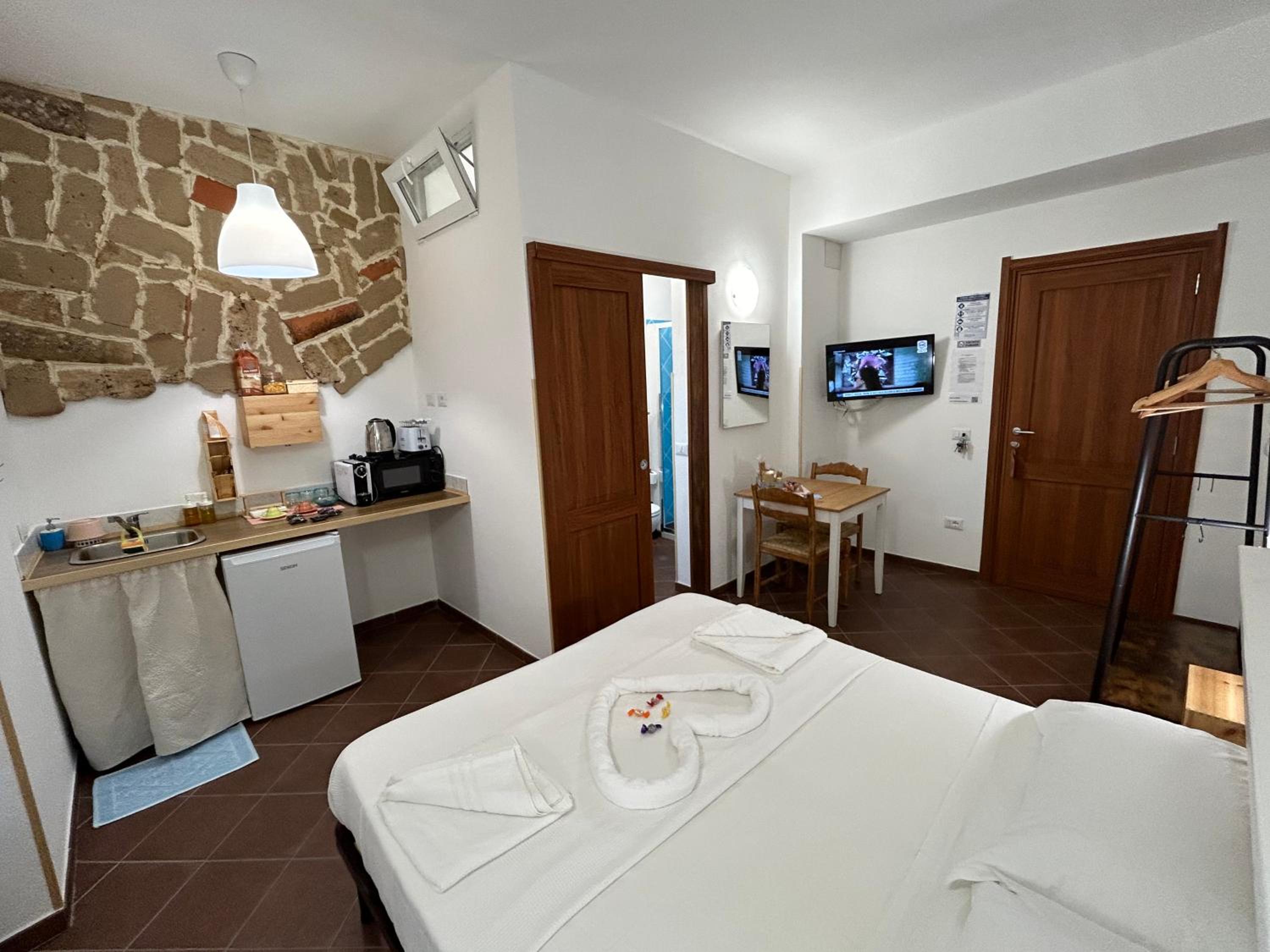 Double Room - Photo 16