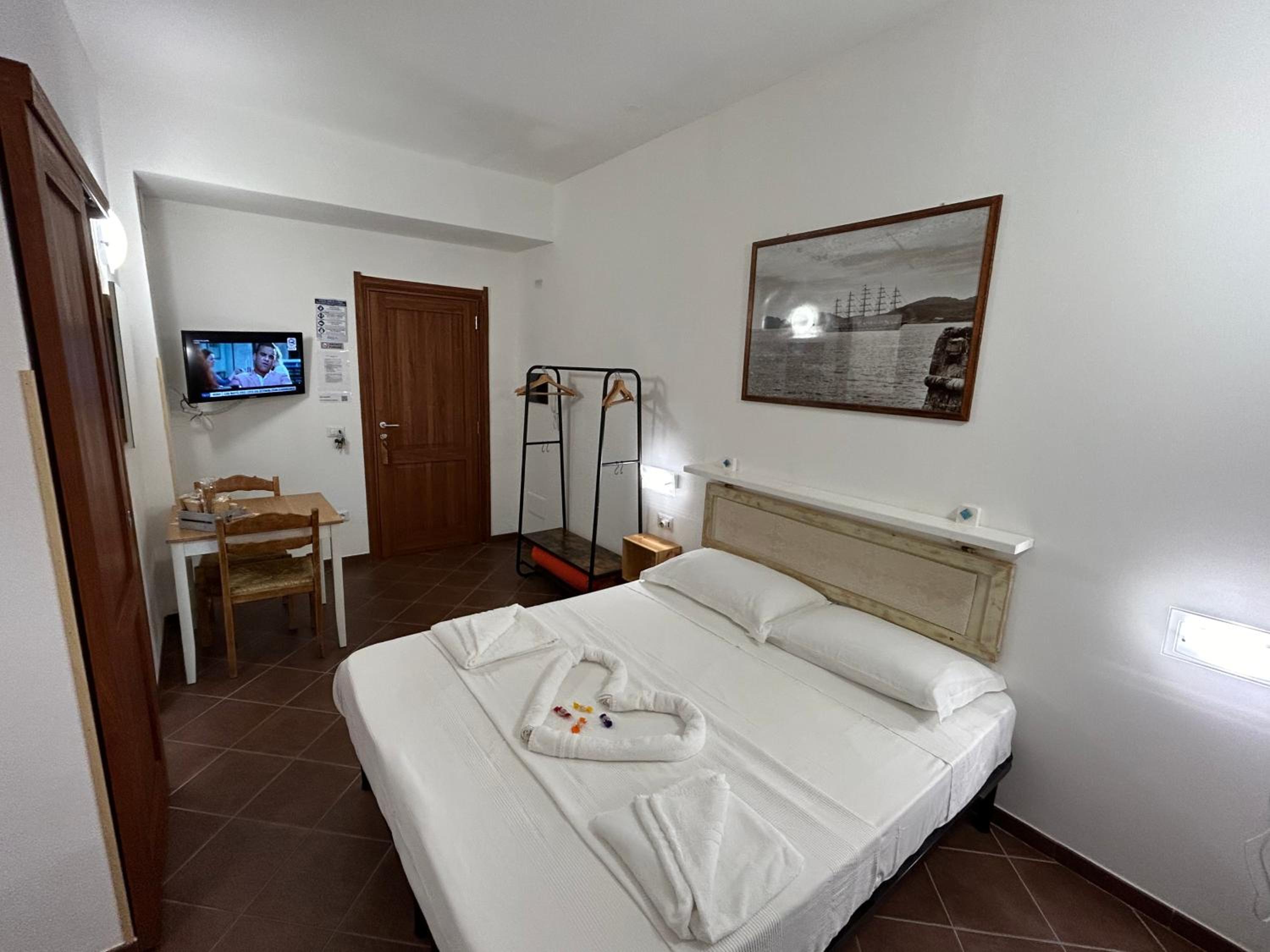 Double Room - Photo 12