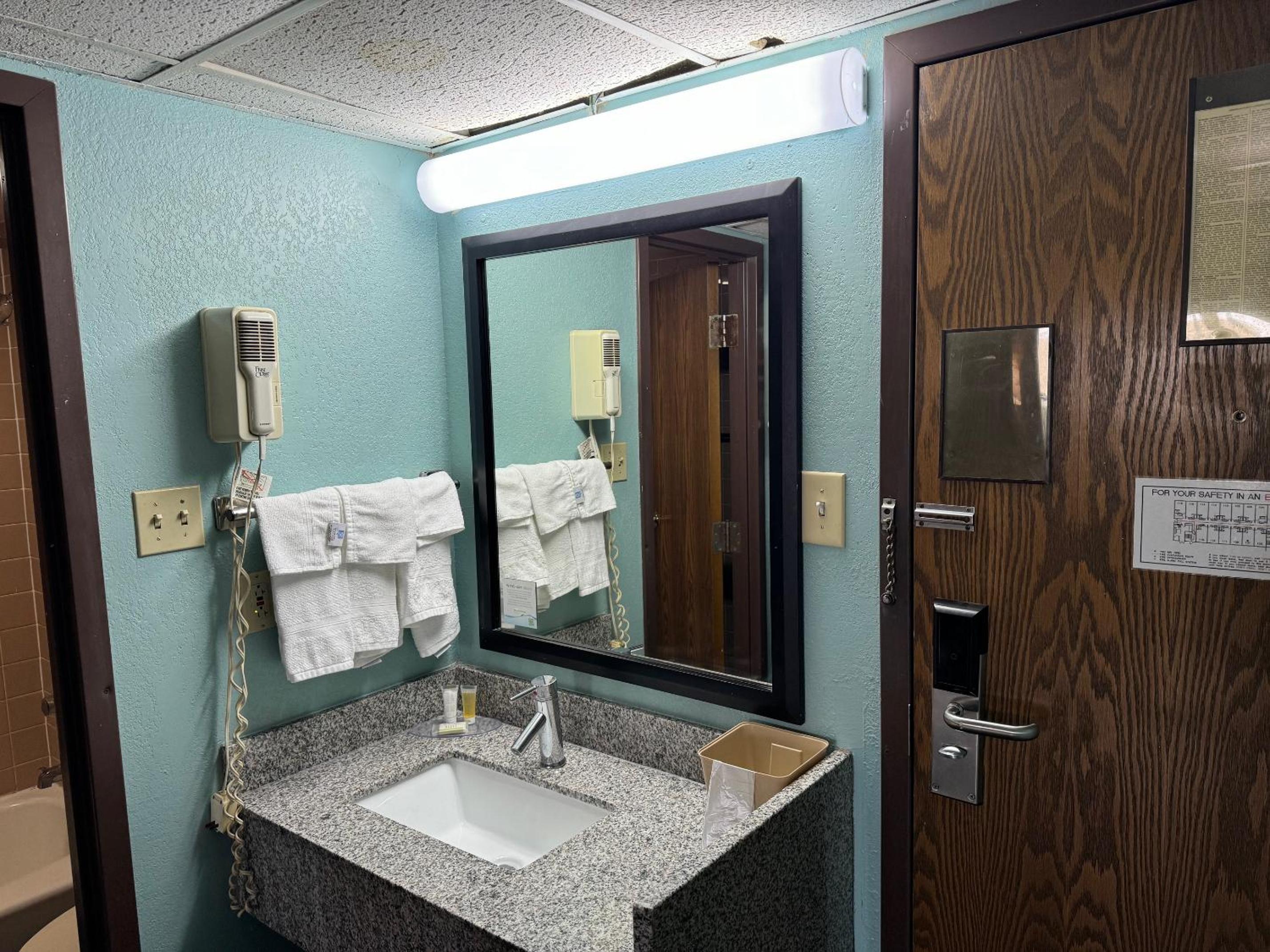 Double Room - Non-Smoking  - Photo 2