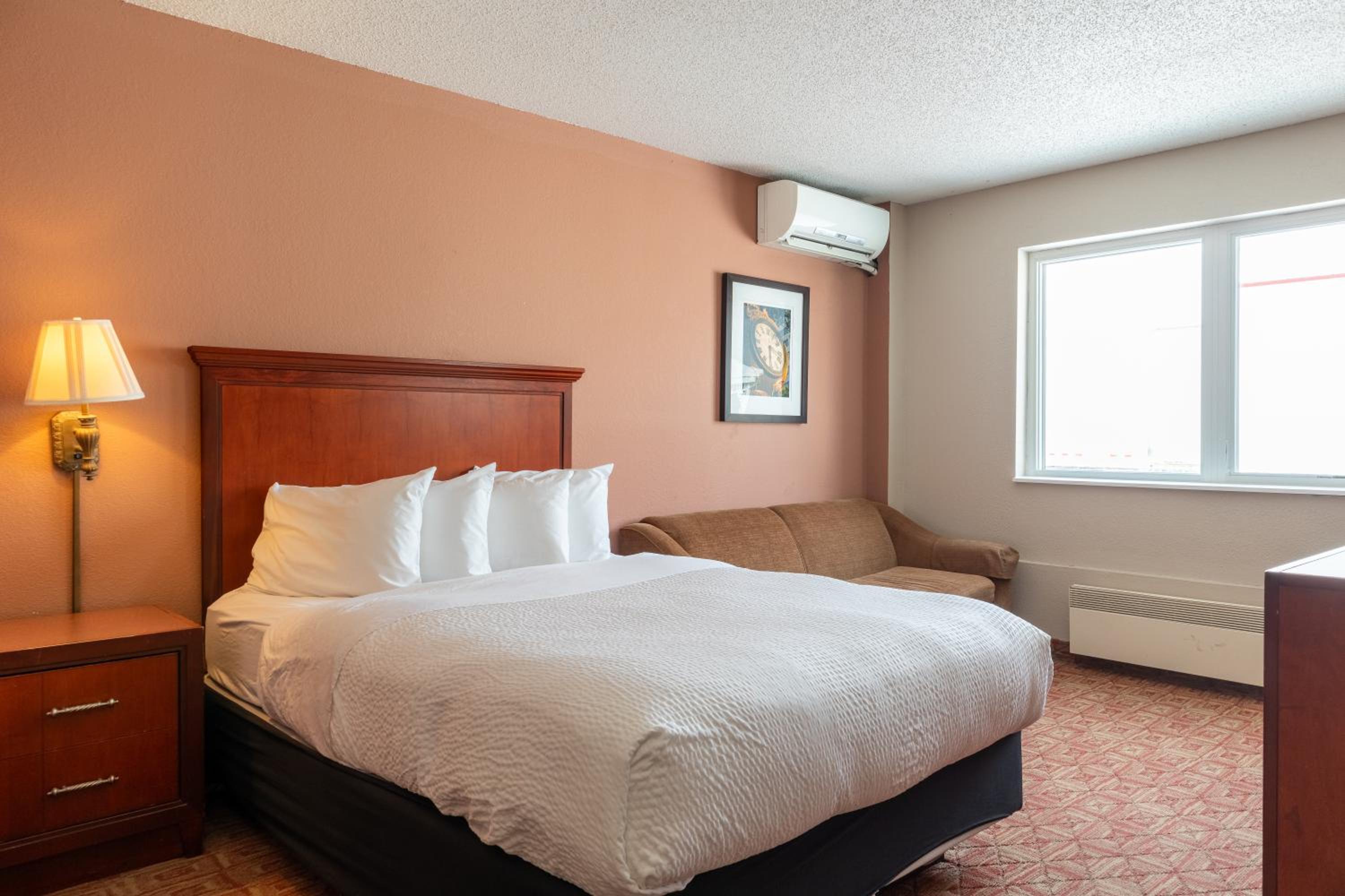 Deluxe Queen Room with Sofa Bed photo 2