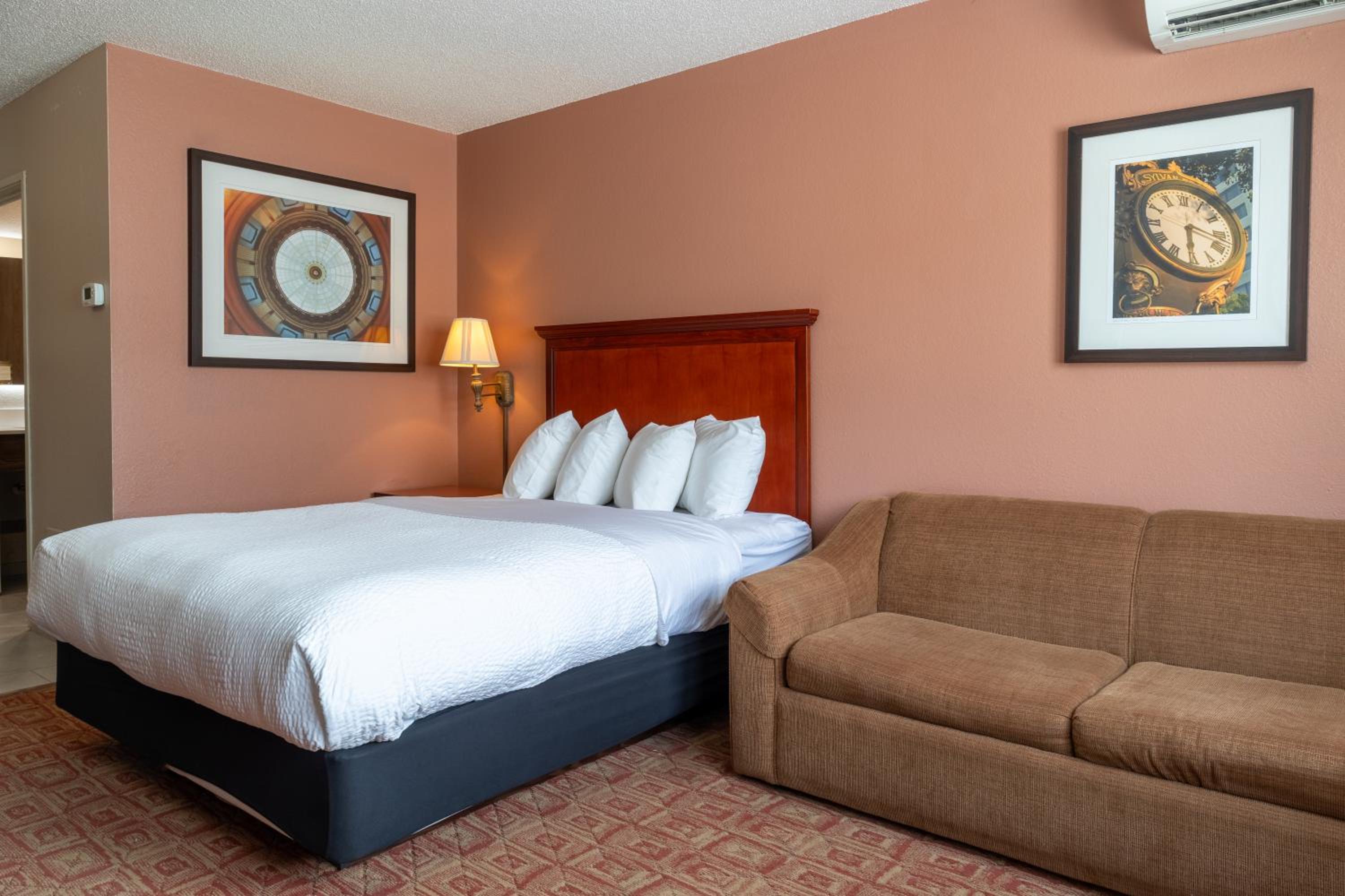 Deluxe Queen Room with Sofa Bed photo 1