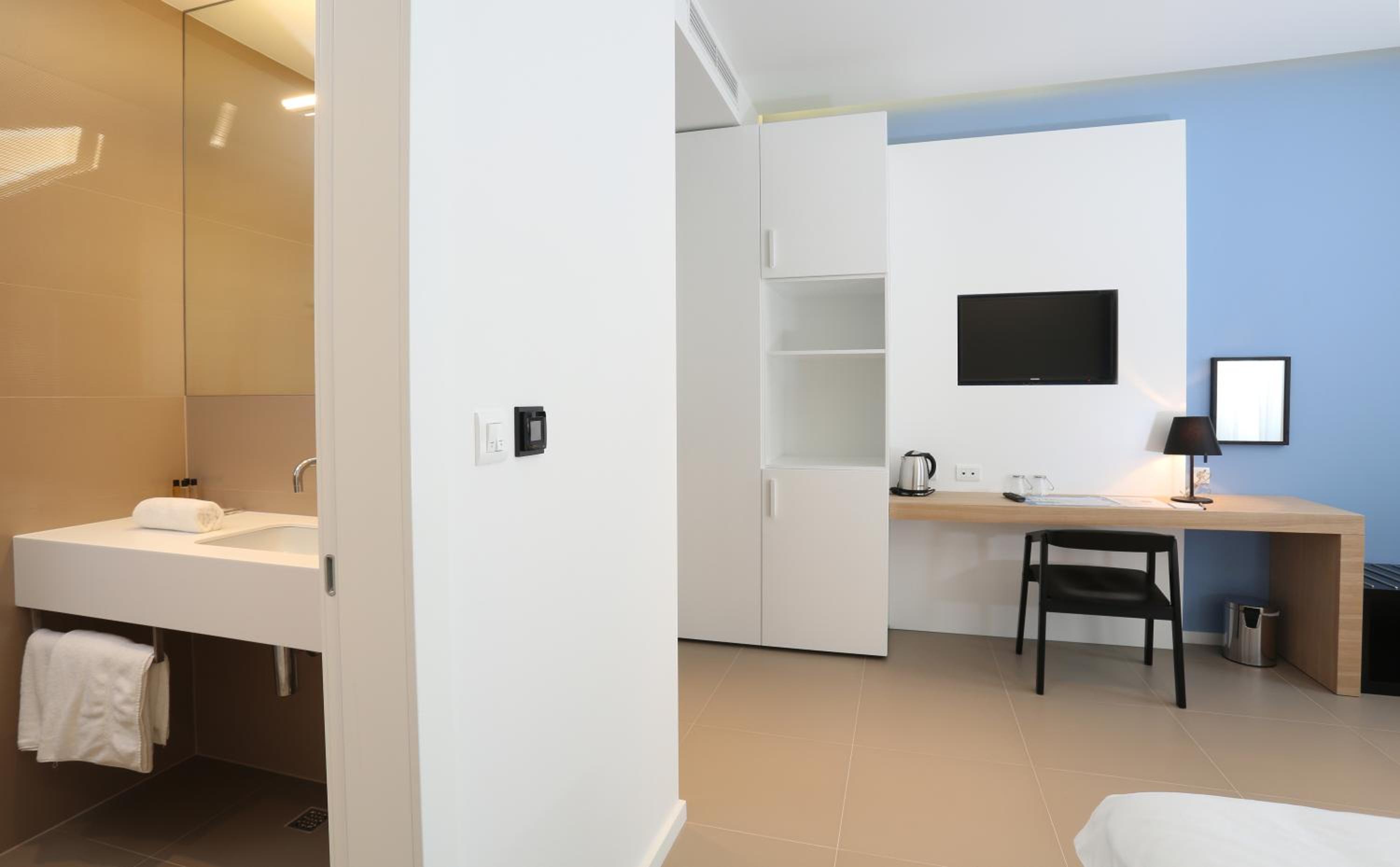 Deluxe Double Room with City View photo 3