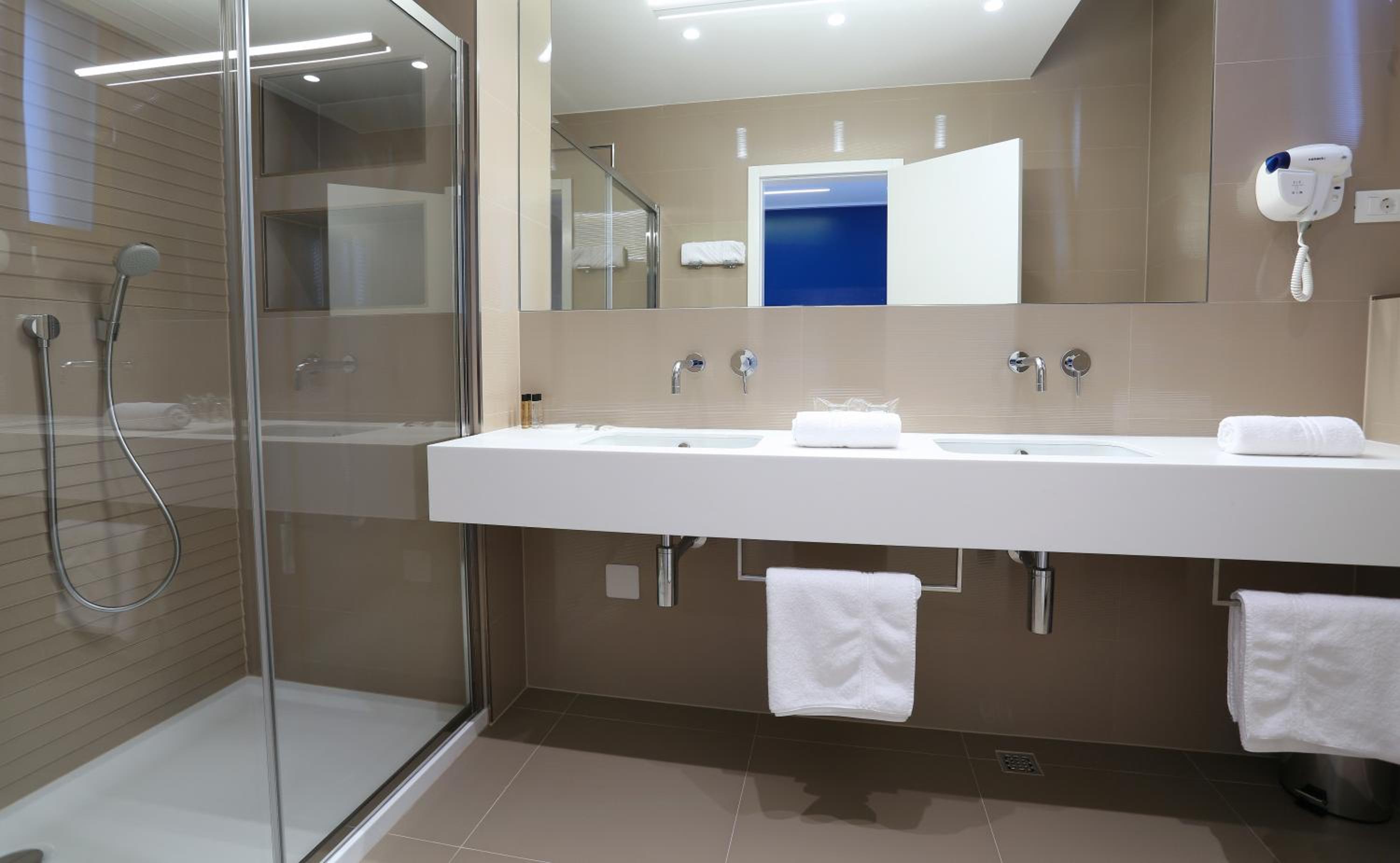 Deluxe Twin Room photo 3