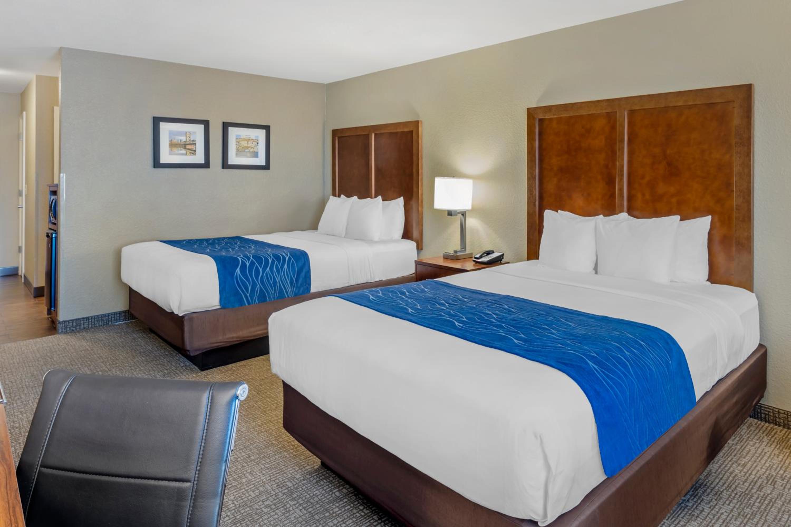 Queen Room with Two Queen Beds - Non-Smoking - Photo 1