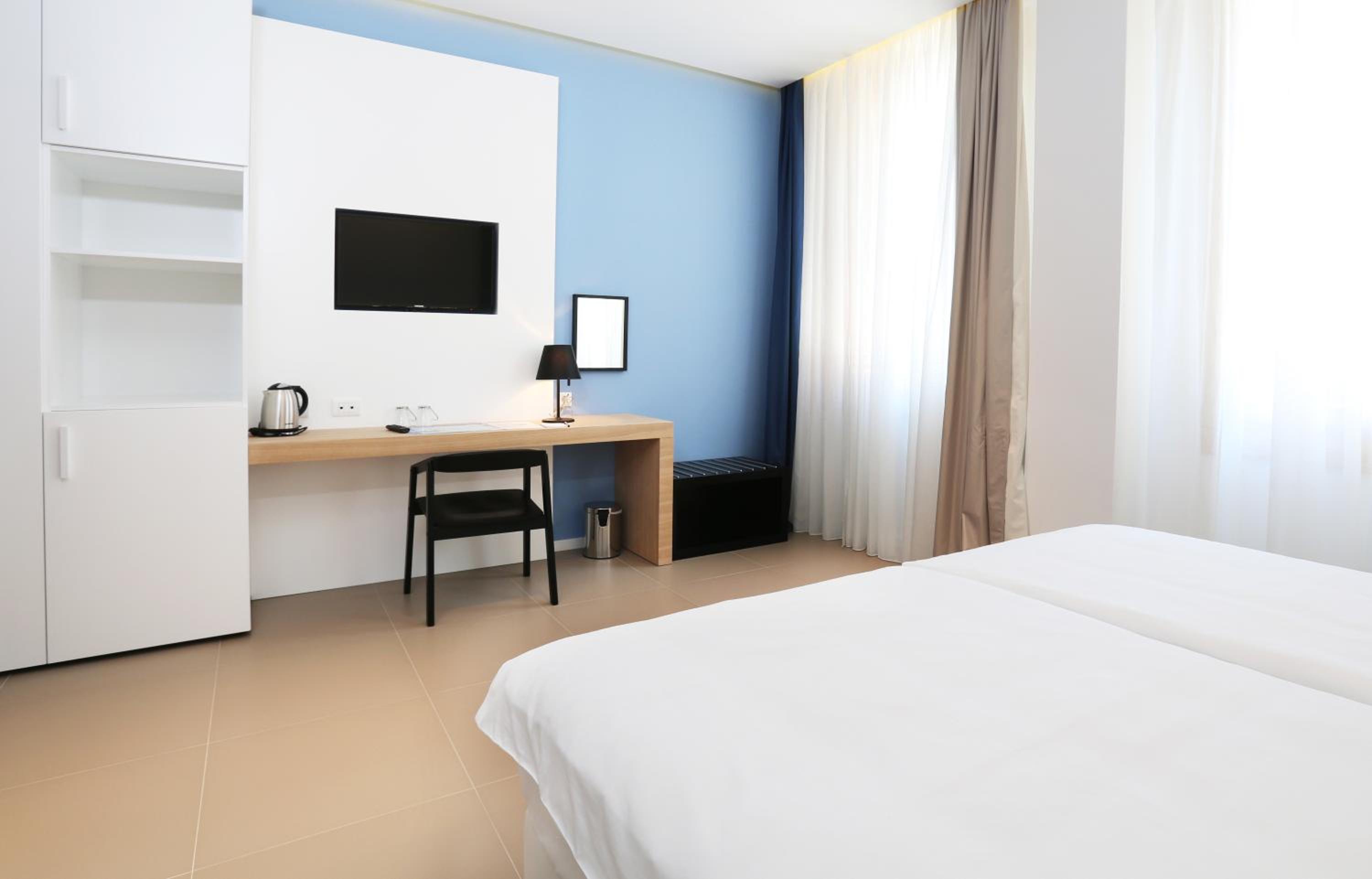Deluxe Double Room with City View photo 2