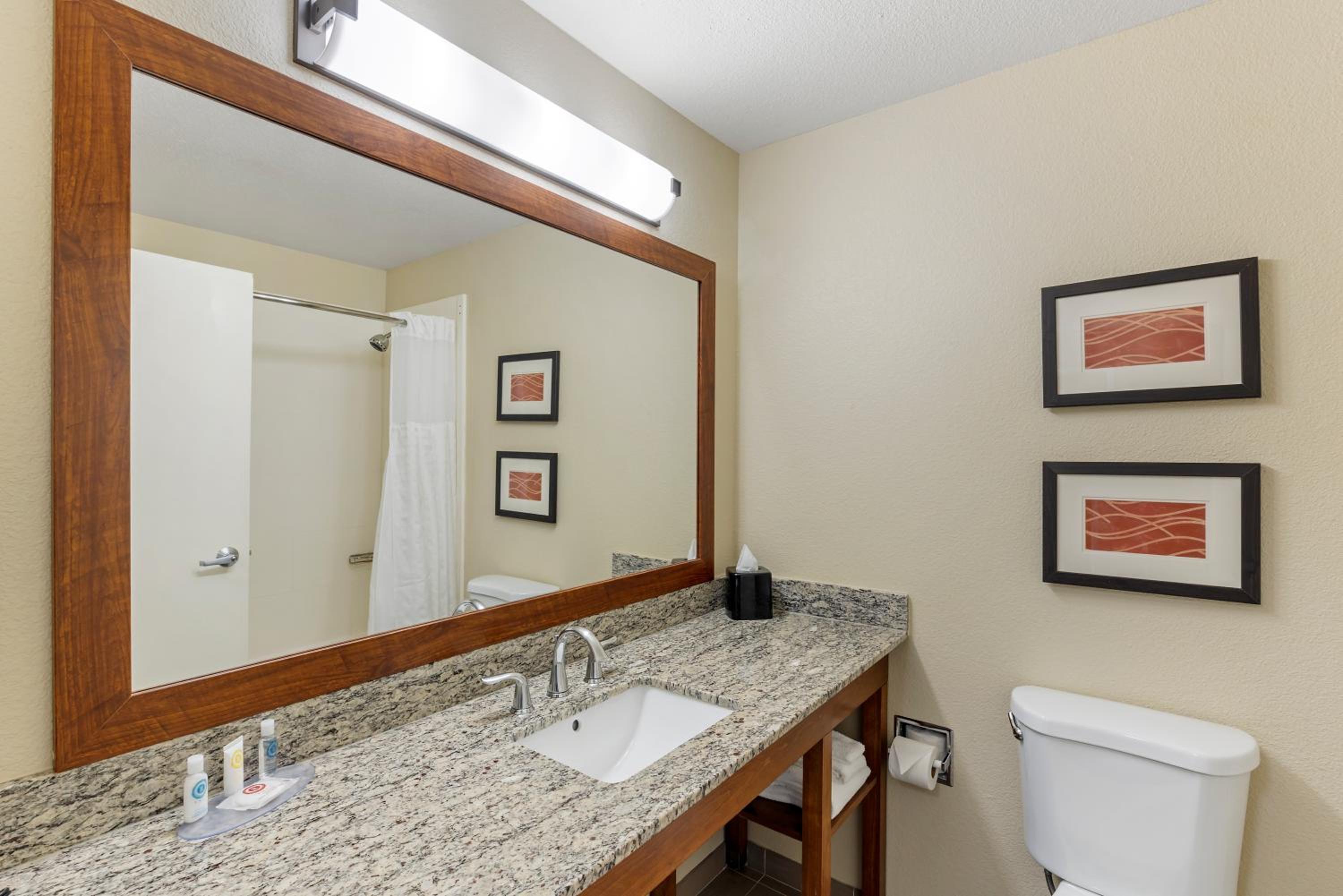 King Room - Non-Smoking - Photo 2