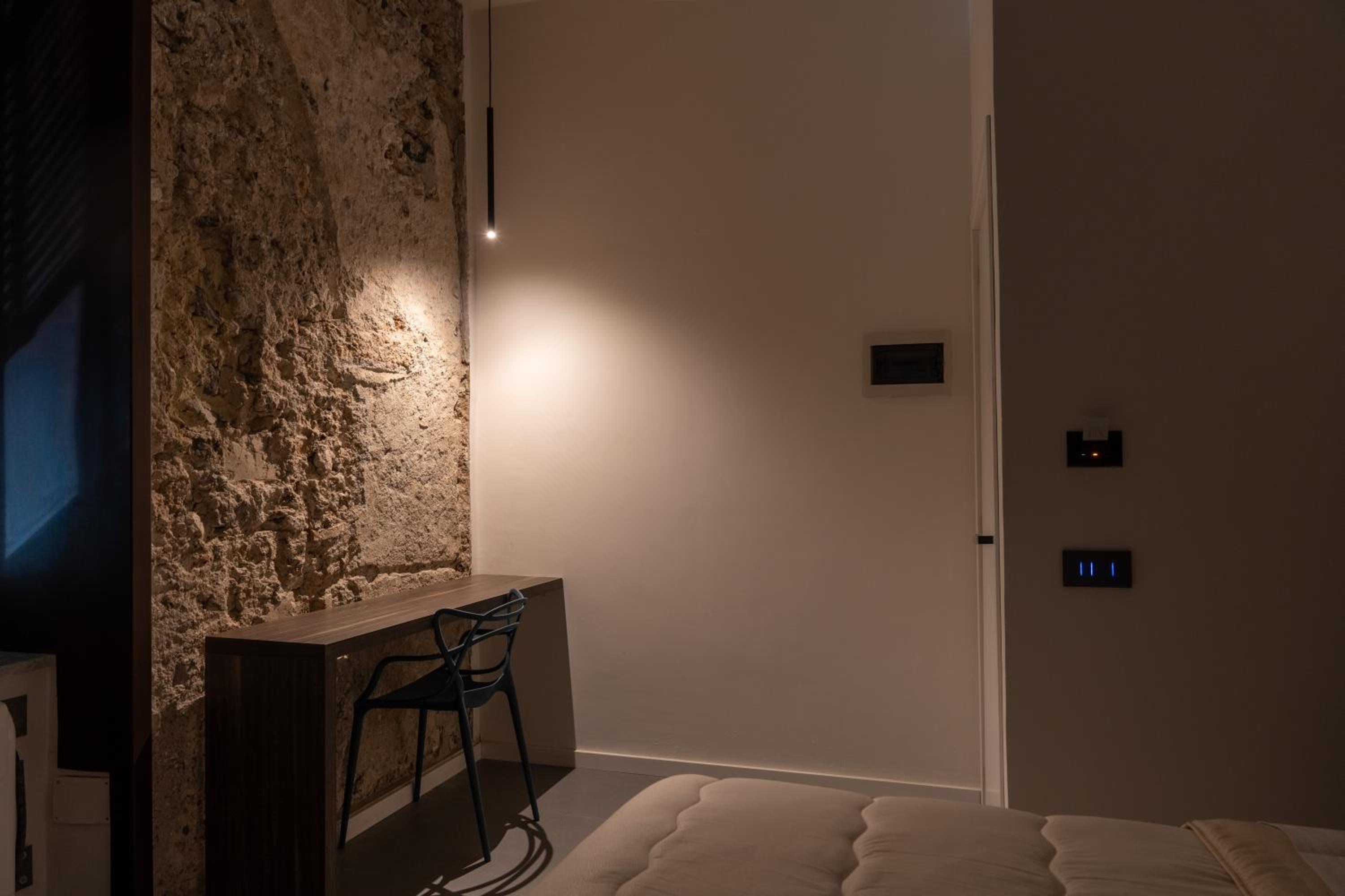 Standard Double Room - Photo 9