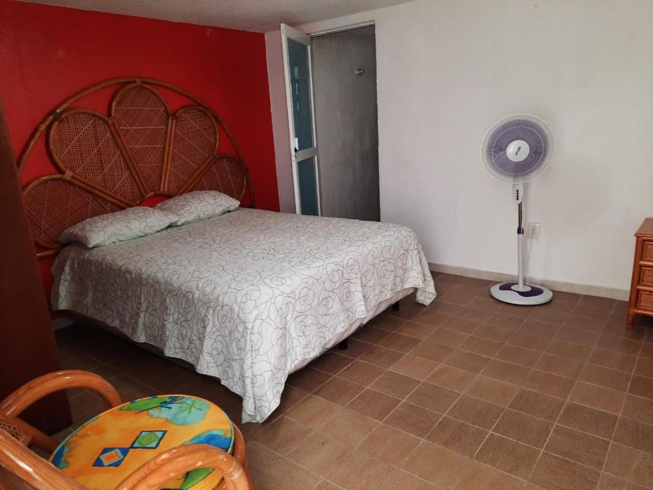 Five-Bedroom House photo 1