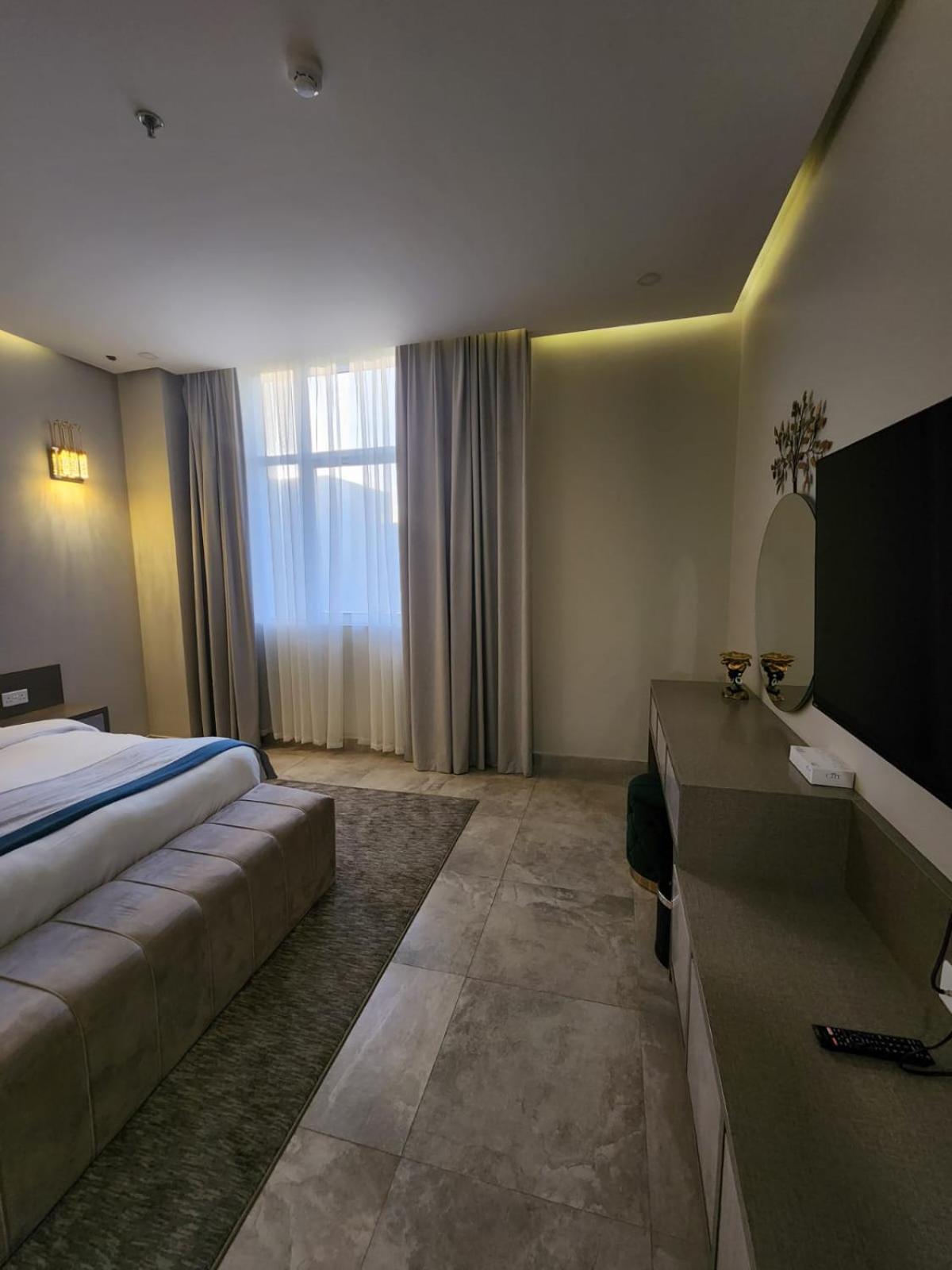 Deluxe King Room - Photo 7