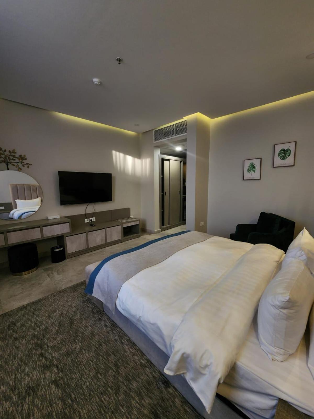 Deluxe King Room - Photo 8