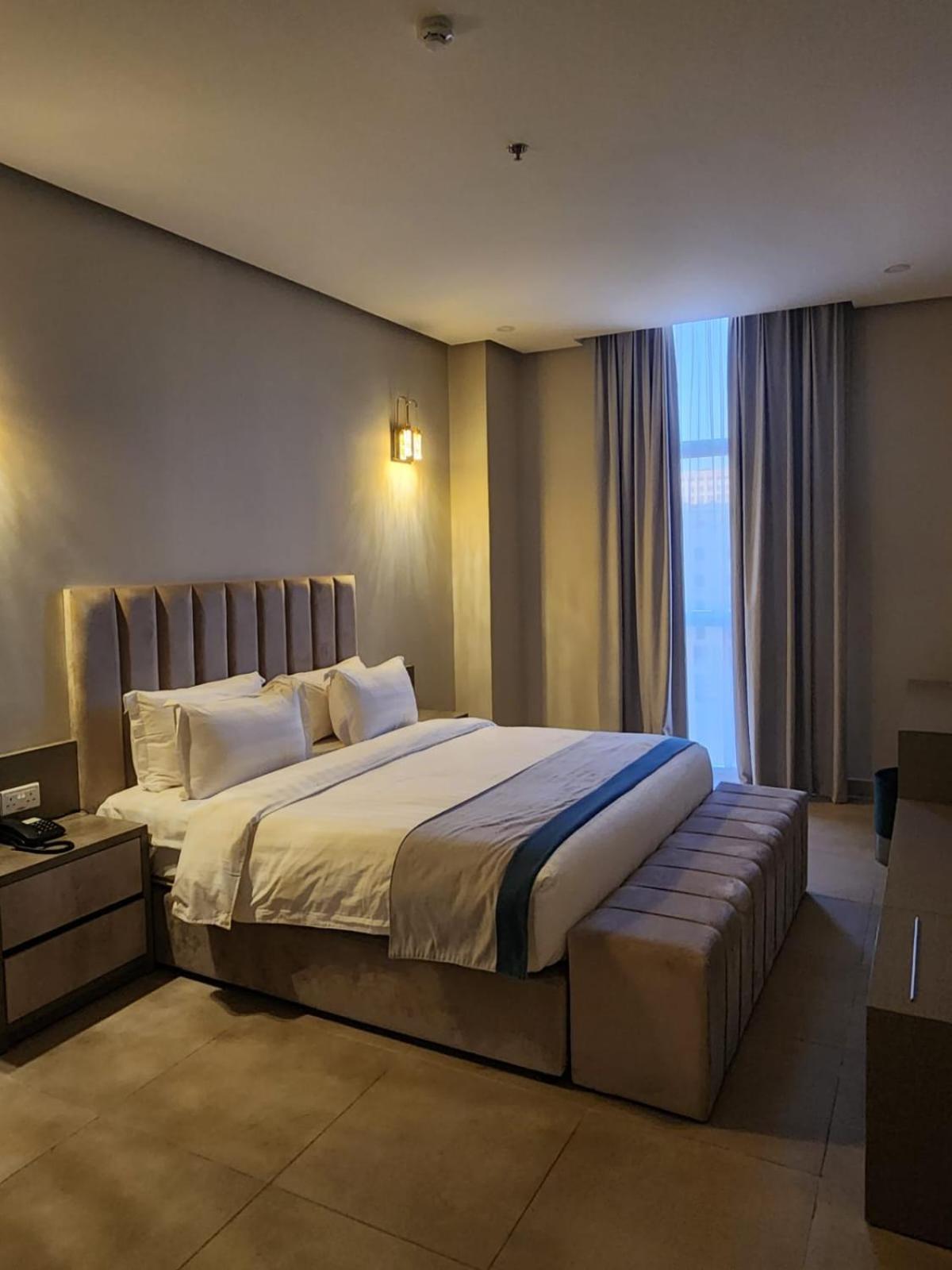 Deluxe King Suite photo 1