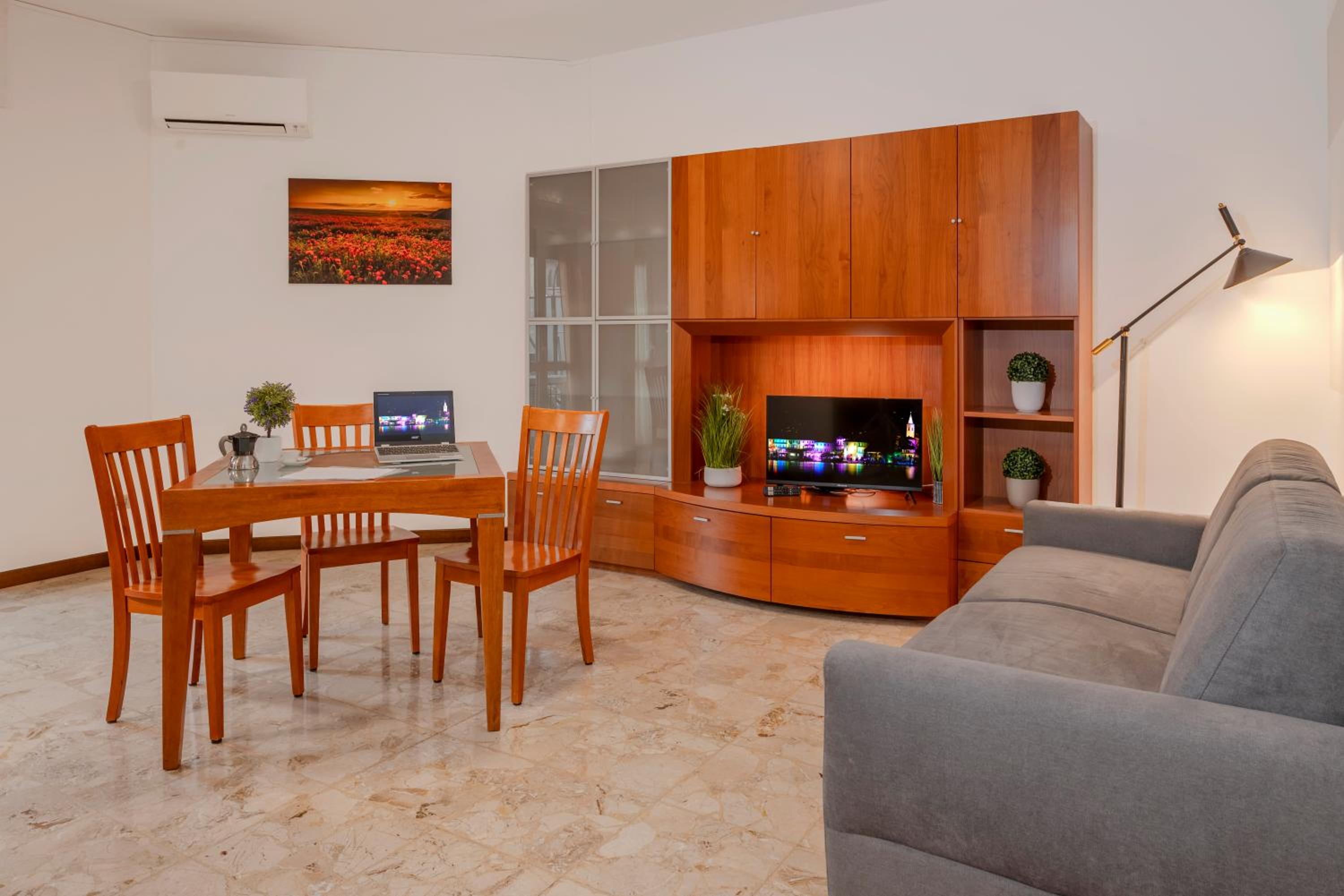 One-Bedroom Apartment photo 2