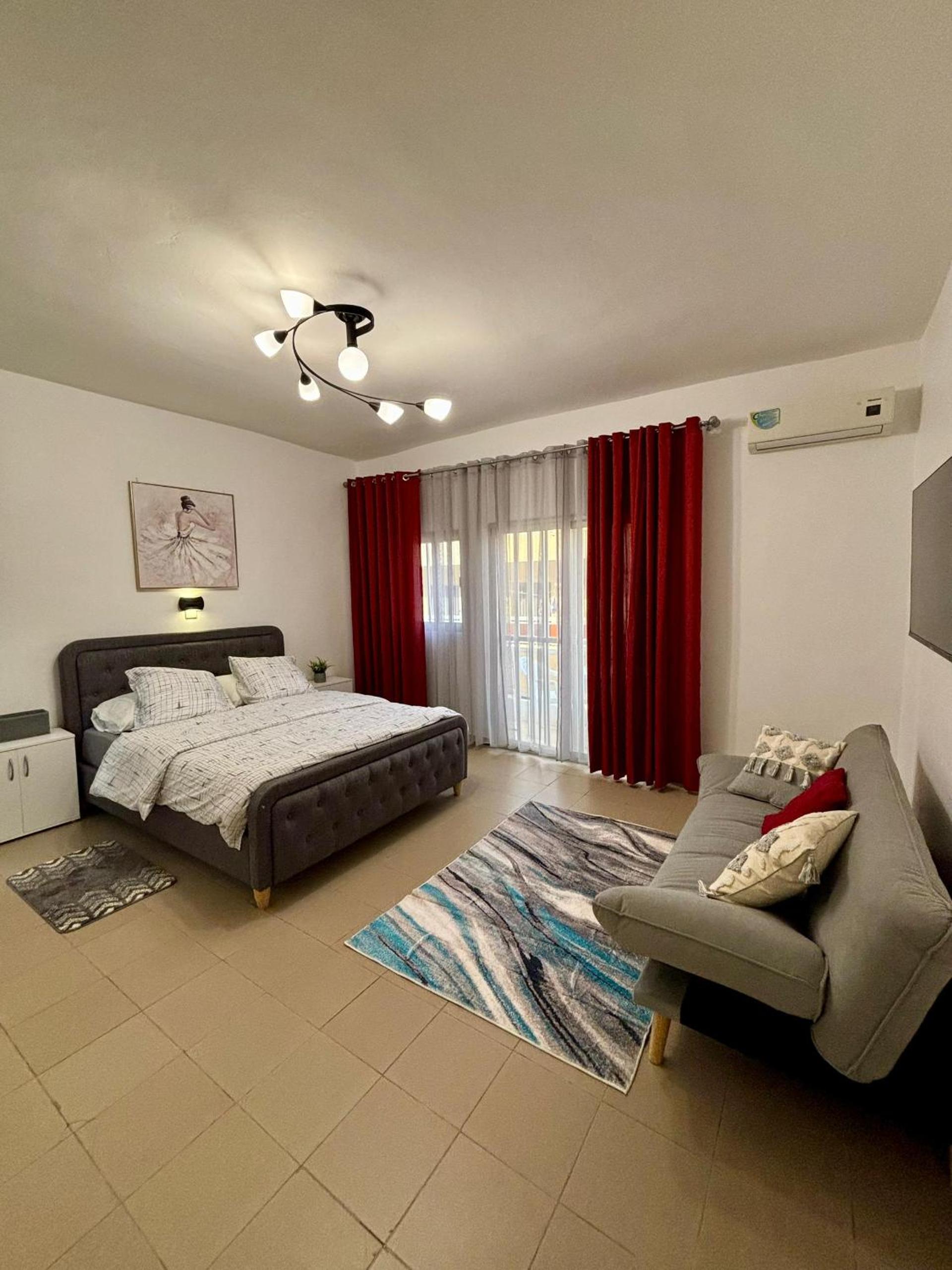 One-Bedroom Apartment photo 1