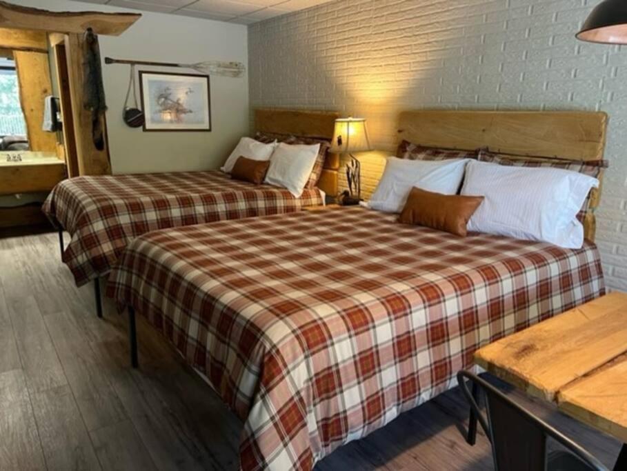 Queen Room with Two Queen Beds photo 1