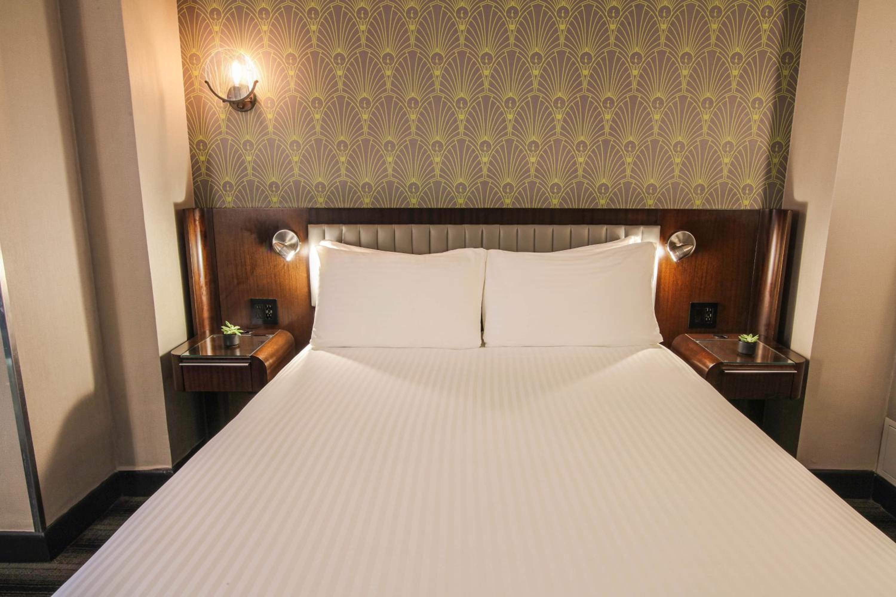 Signature 1 Queen Bed