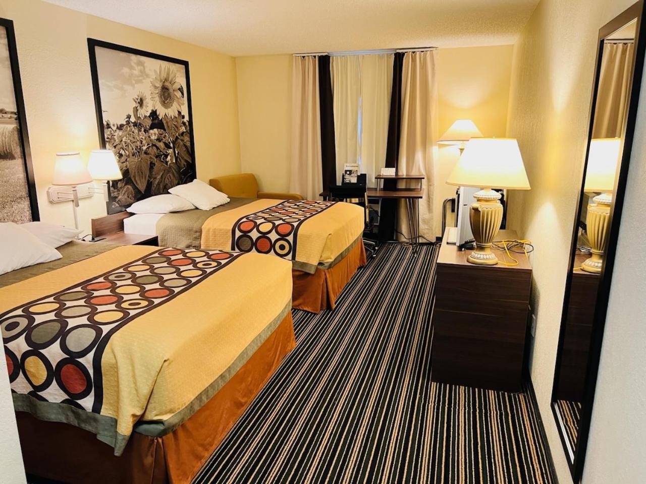 Queen Room with Two Queen Beds - Non-Smoking - Photo 3