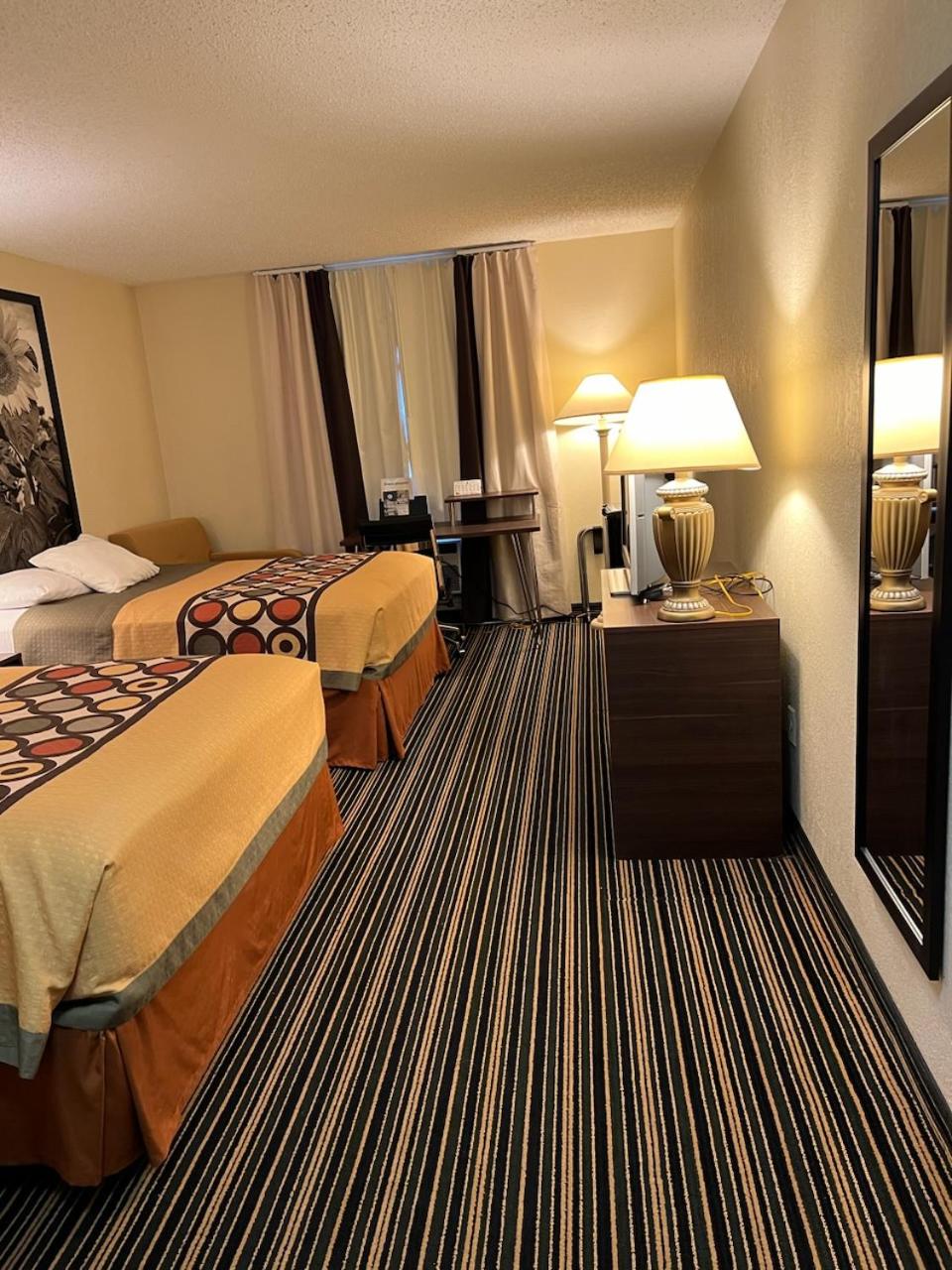 Queen Room with Two Queen Beds - Non-Smoking - Photo 5