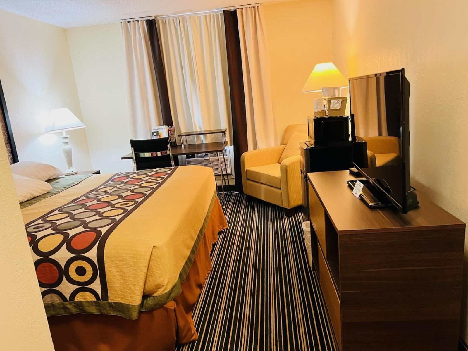 King Room - Non-Smoking - Photo 5