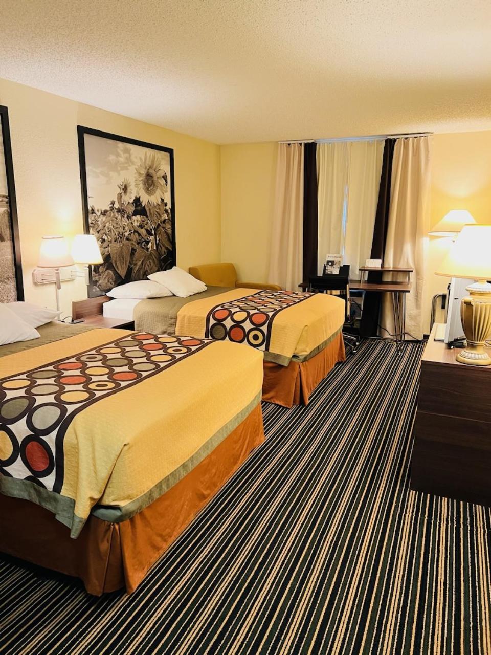 Queen Room with Two Queen Beds - Non-Smoking - Photo 6
