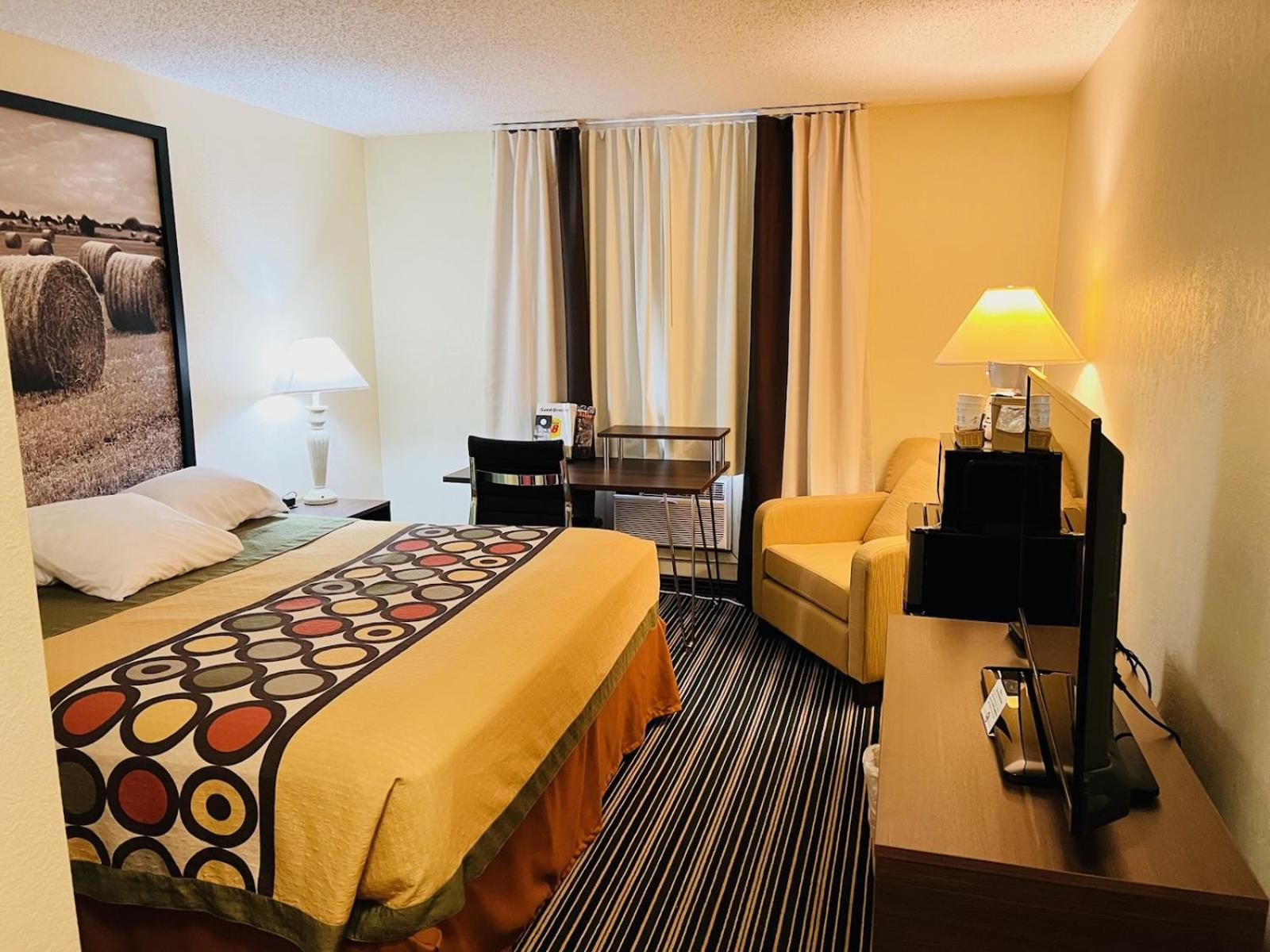 King Room - Non-Smoking - Photo 3
