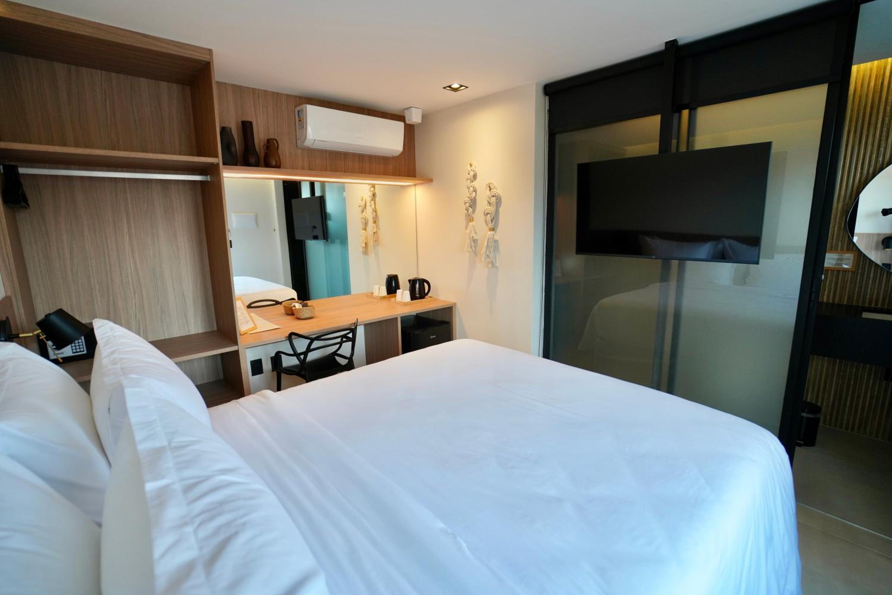 Deluxe Queen Suite photo 3