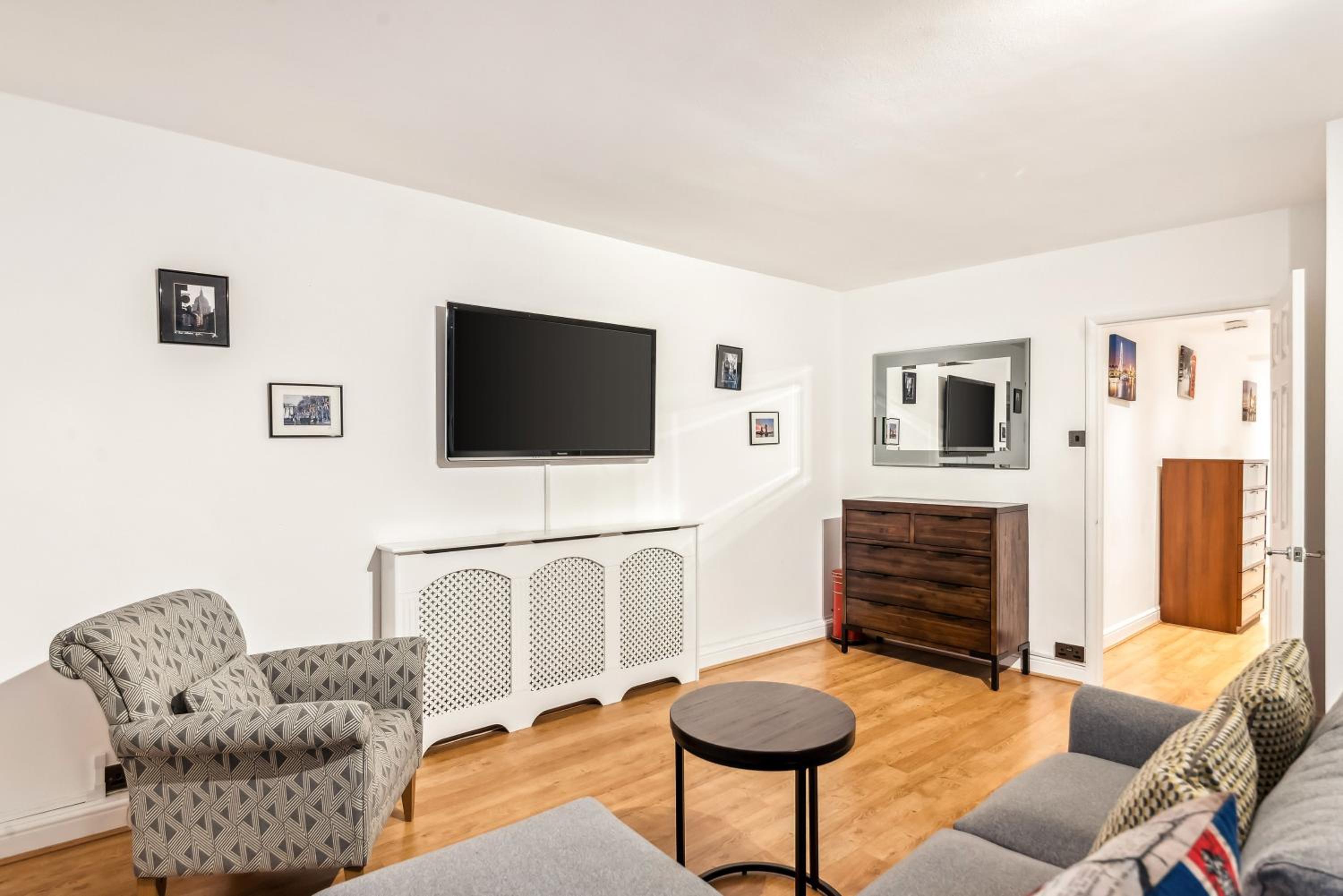 One-Bedroom Apartment photo 1