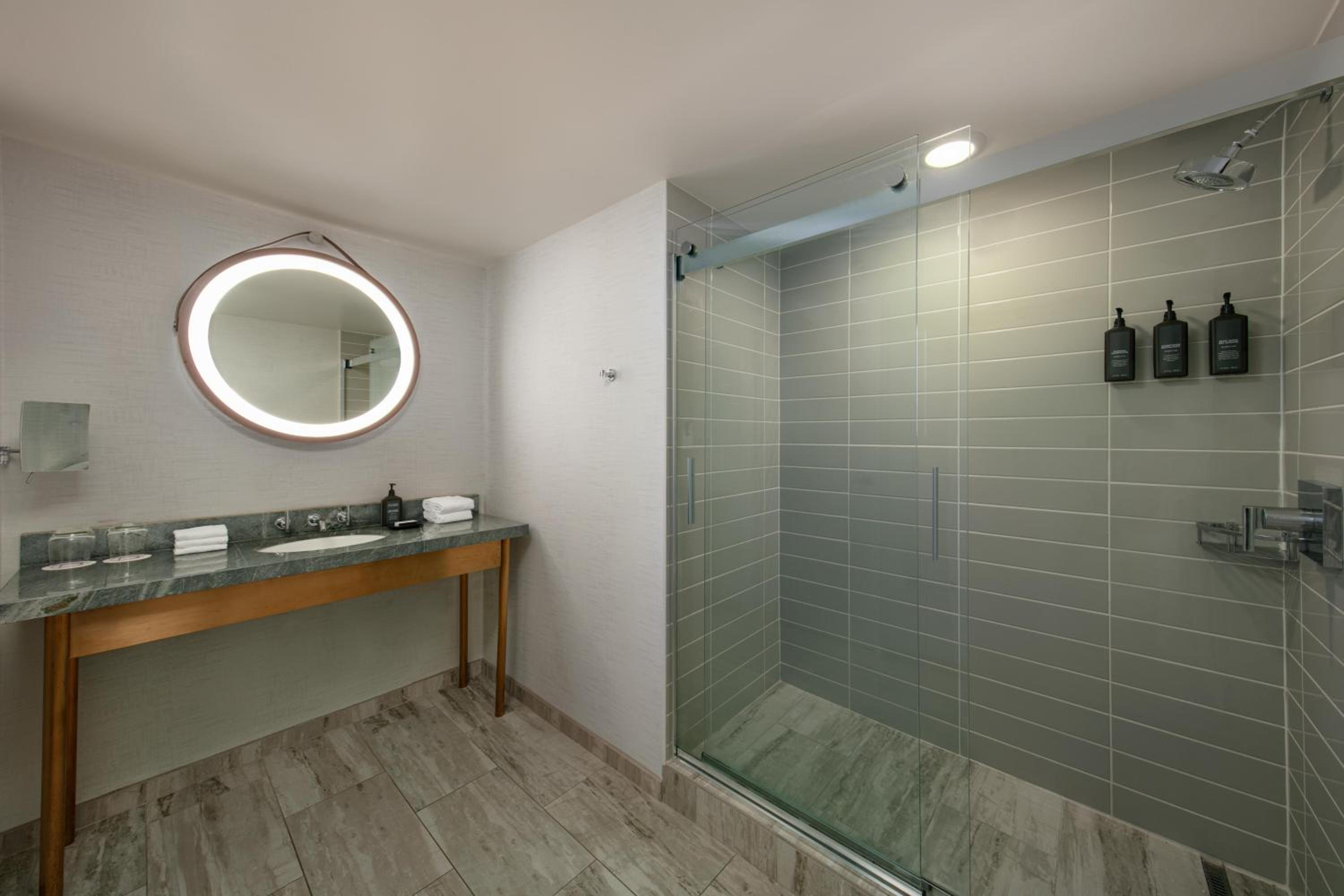 Signature King Suite - Photo 2