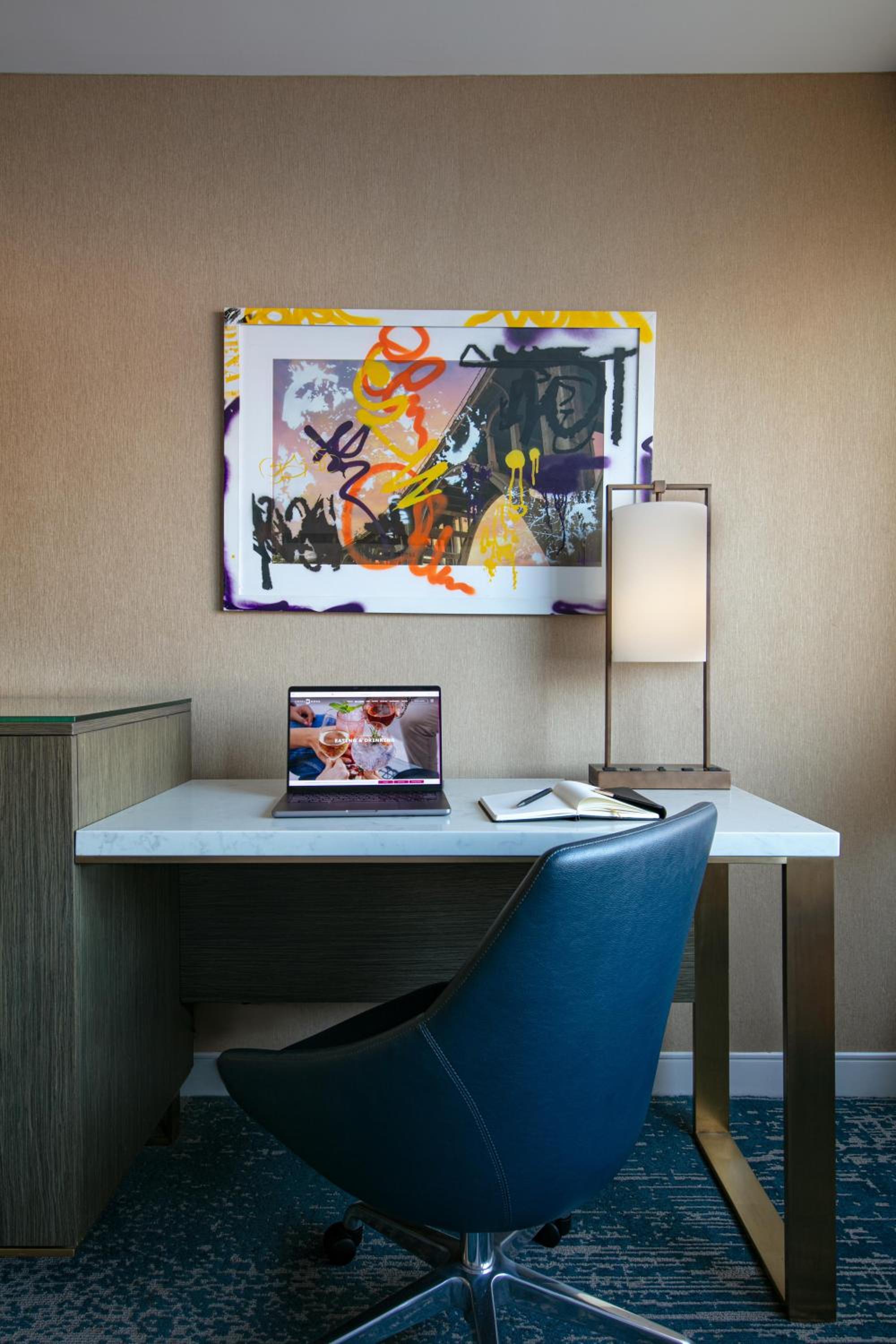 Deluxe King Room - Photo 10