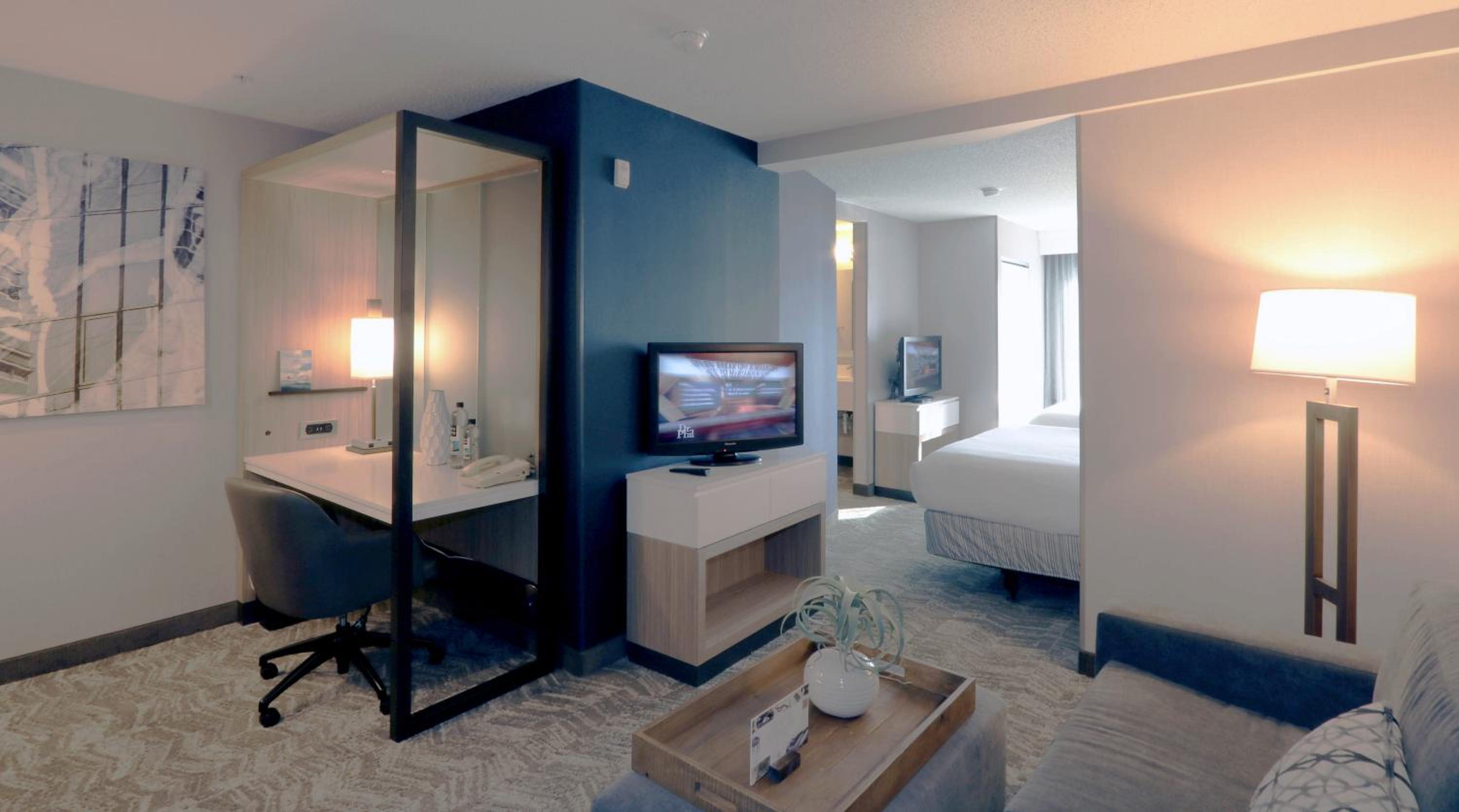 Queen Suite with Sofa Bed and Adapted Tub - Mobility Accessible