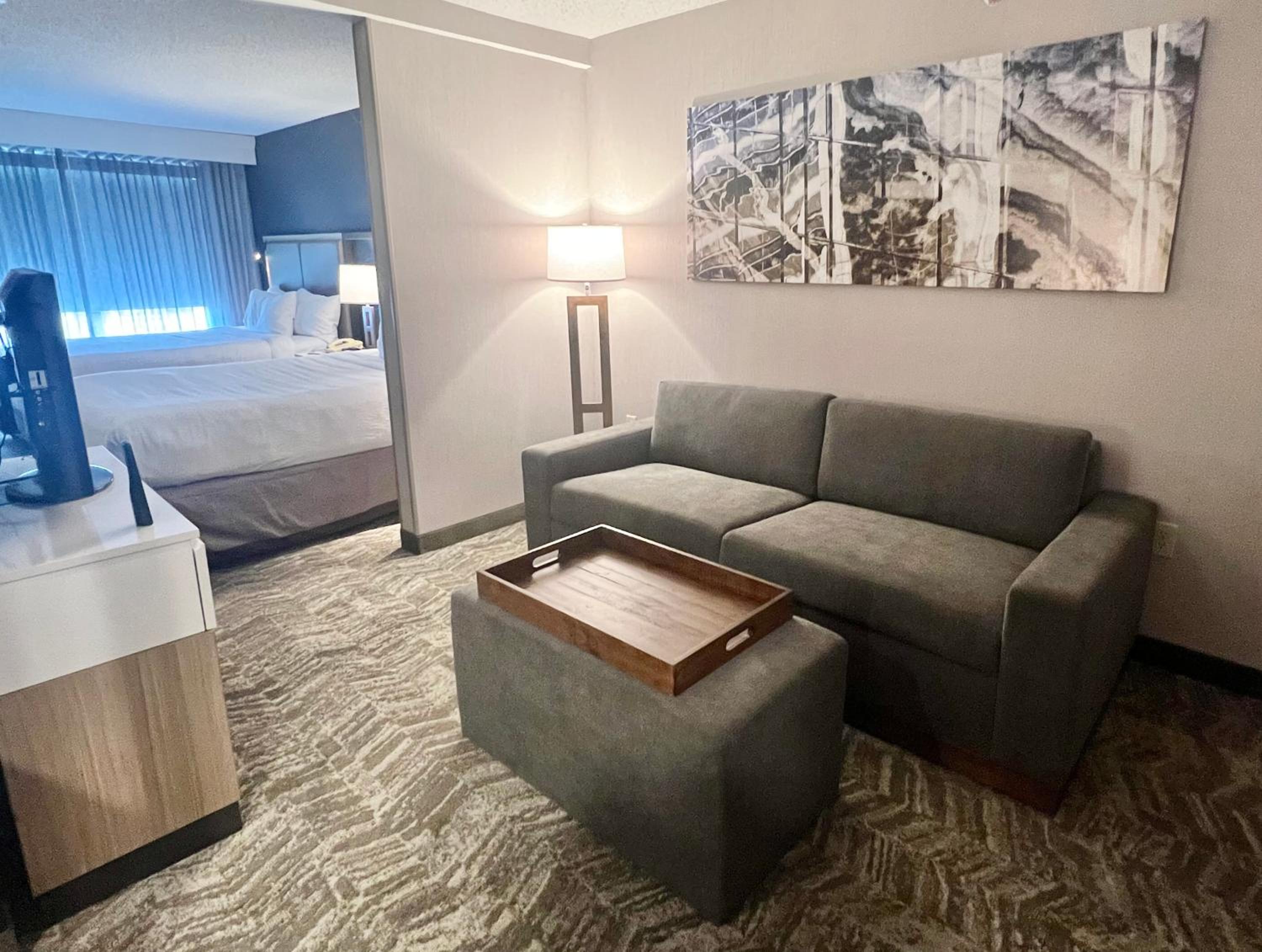 Queen Suite with Sofa Bed and Adapted Tub - Mobility Accessible photo 3