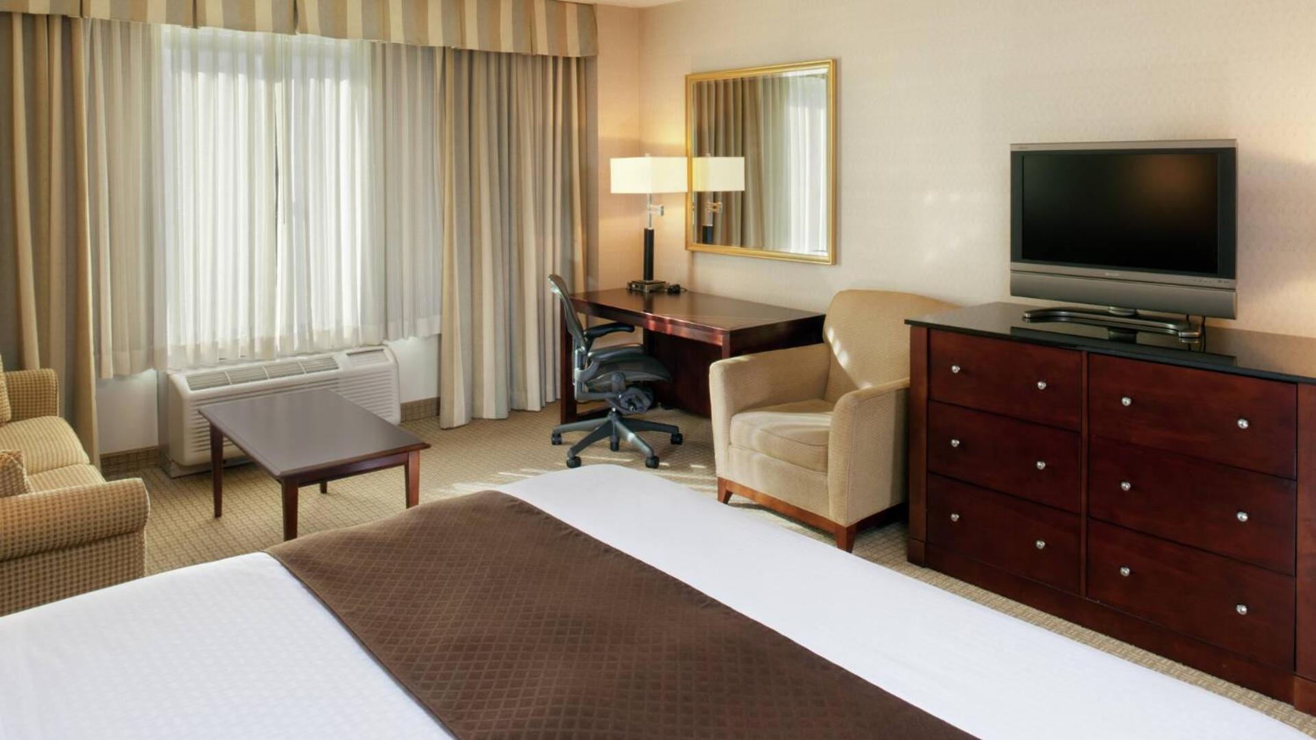 King Room with King Bed - Non-Smoking - Photo 3