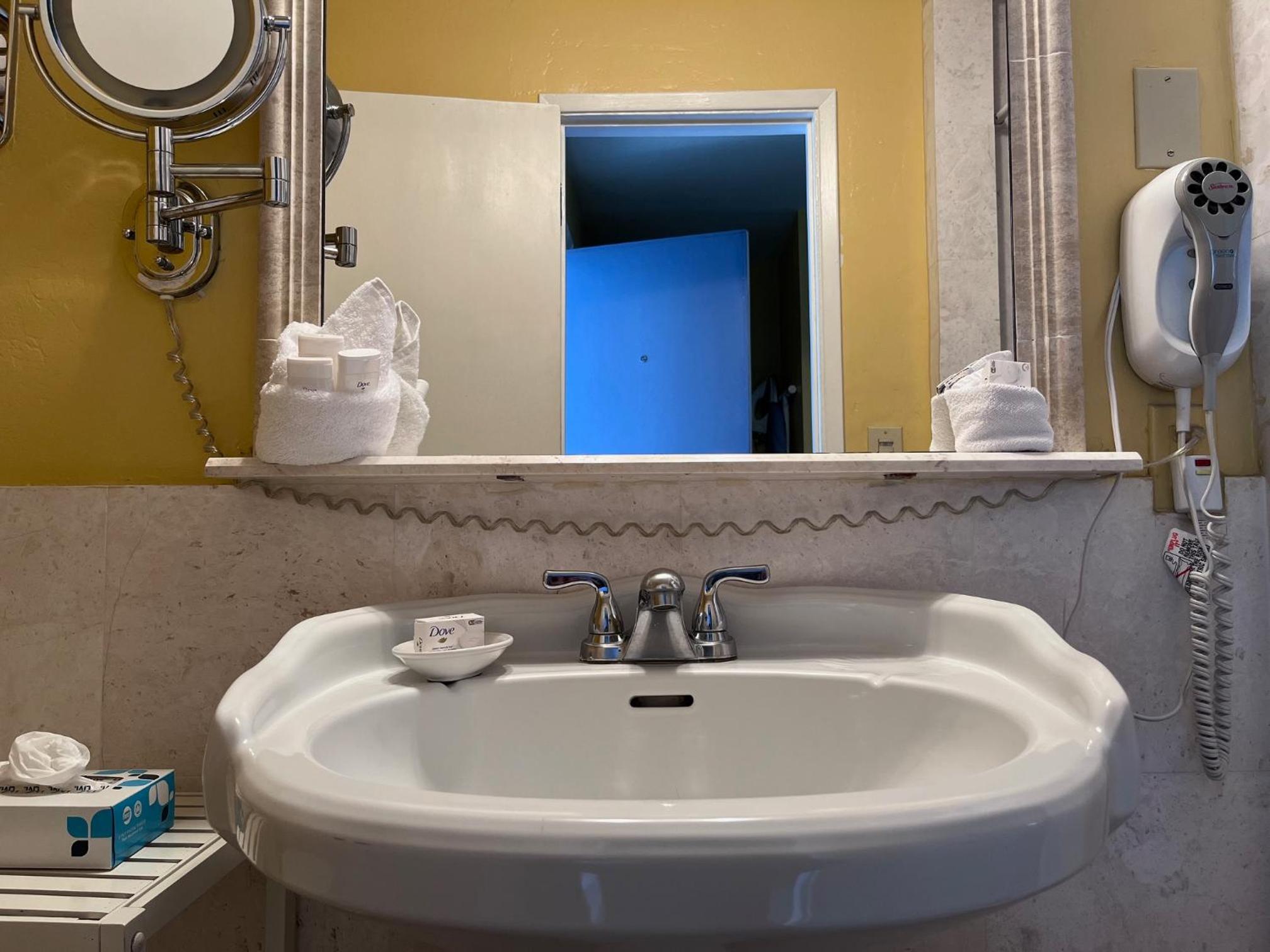 Deluxe Double Room - Photo 11