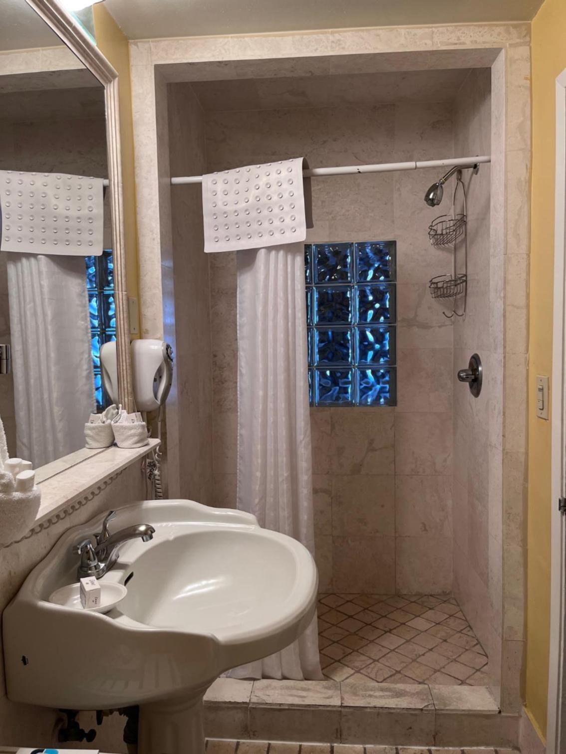 Deluxe Double Room - Photo 9