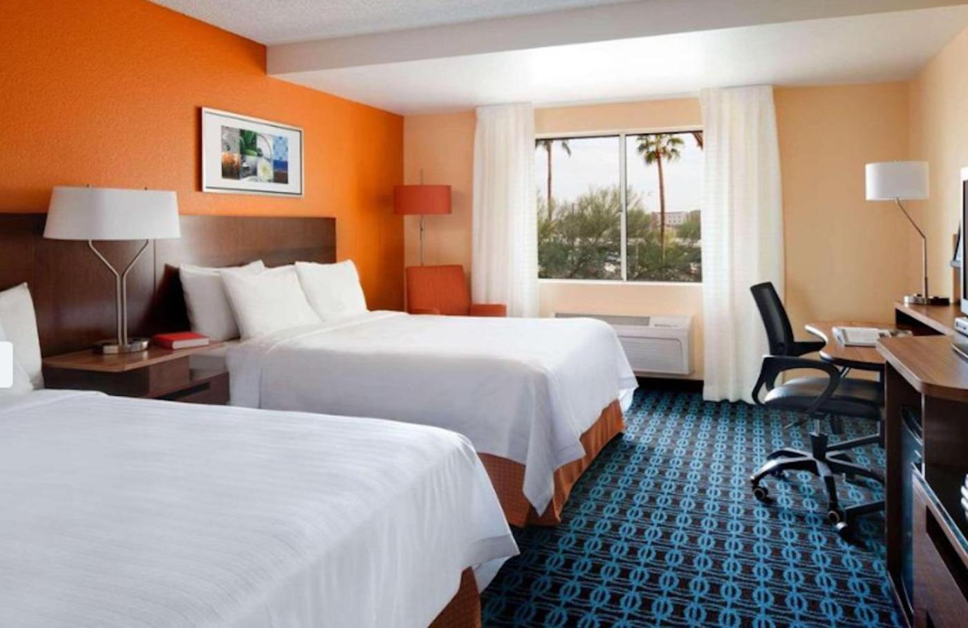 Queen Room with Two Queen Beds - Non-Smoking - Photo 6