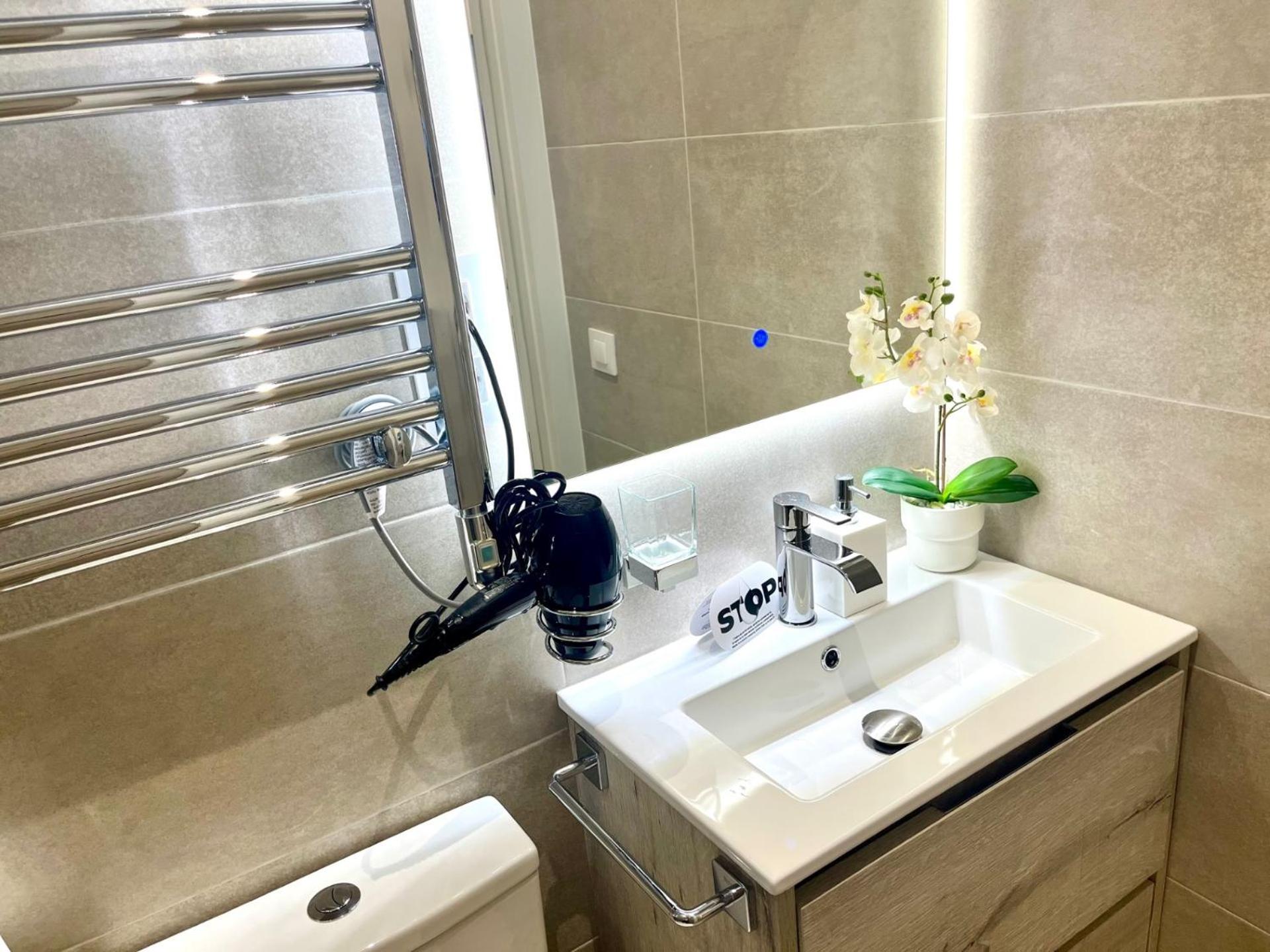 Single Room with Private Bathroom photo 3