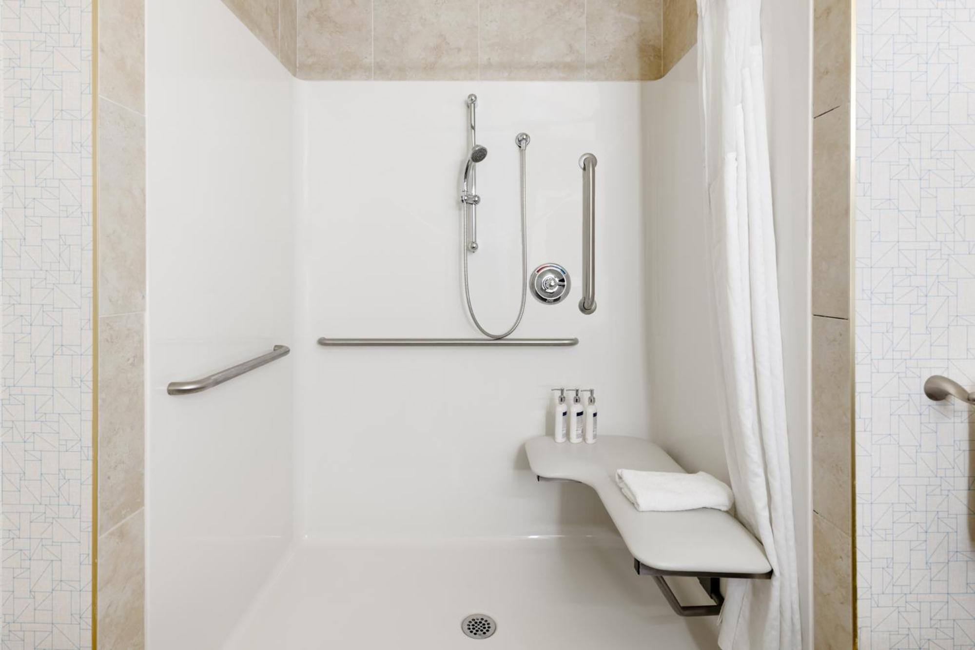 King Room with Roll-In Shower - Disability Access - Photo 4