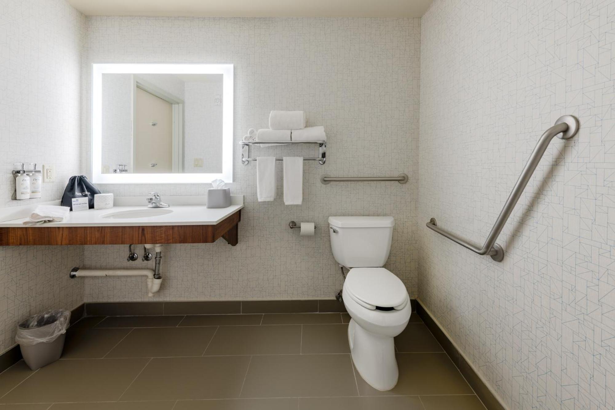 King Room with Roll-In Shower - Disability Access - Photo 3