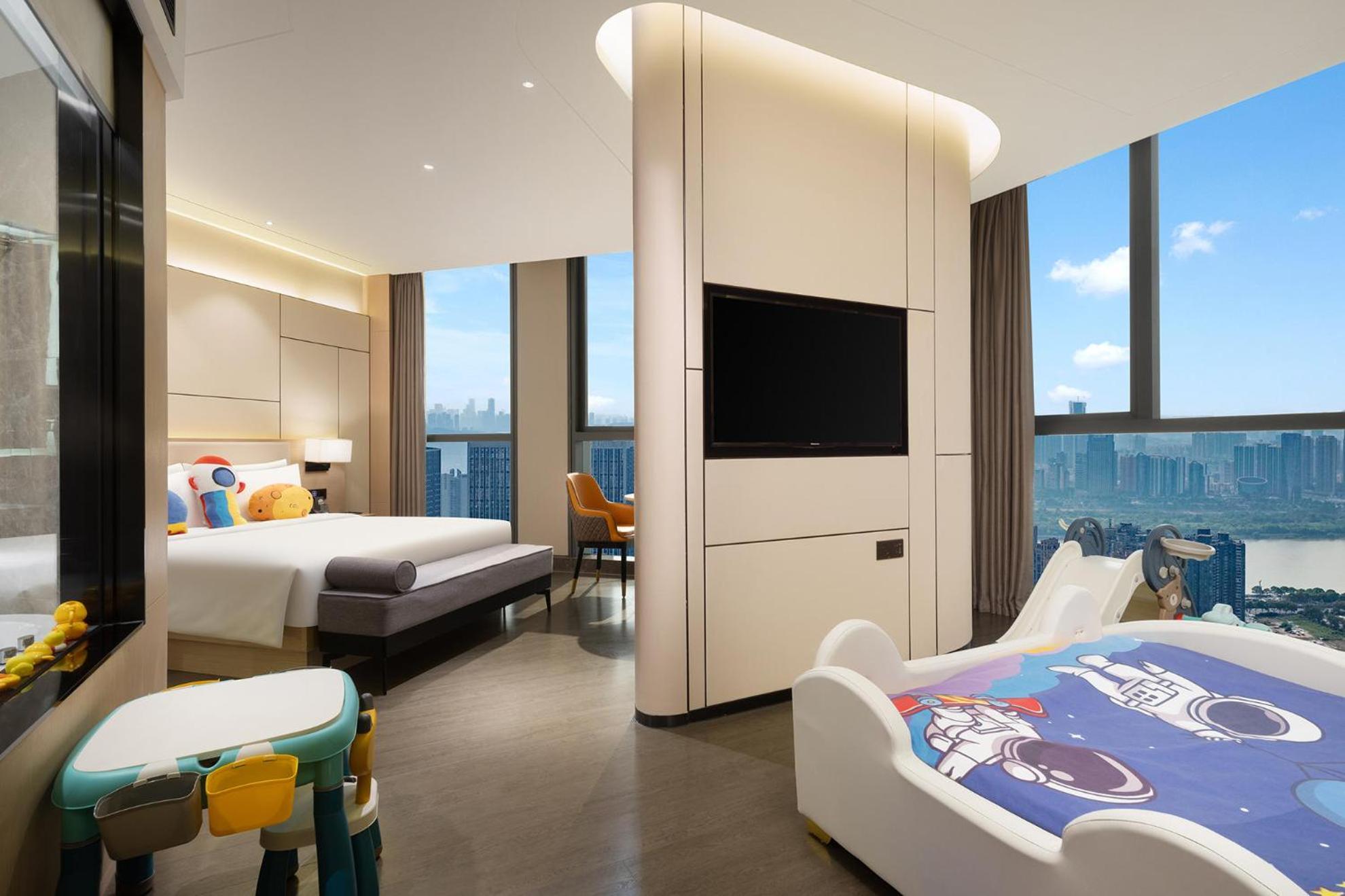 Deluxe Family Suite