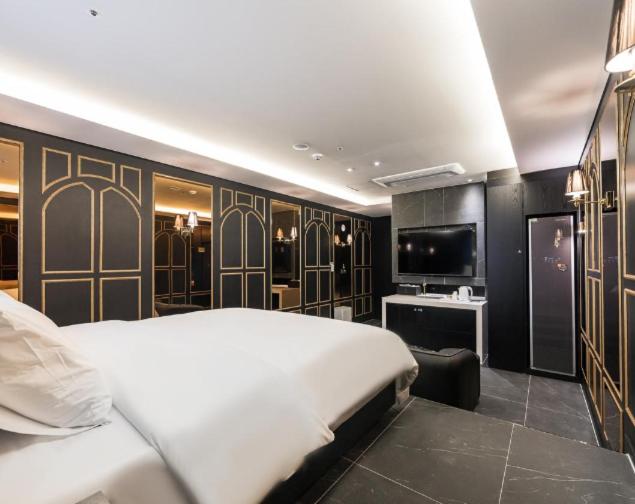 Suite - Photo 2