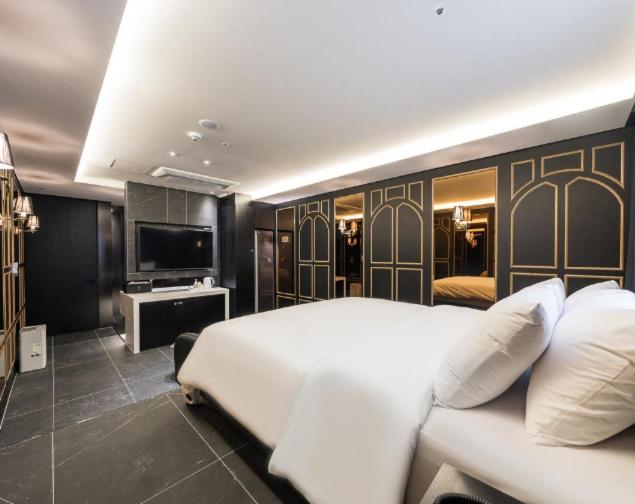 Suite - Photo 8
