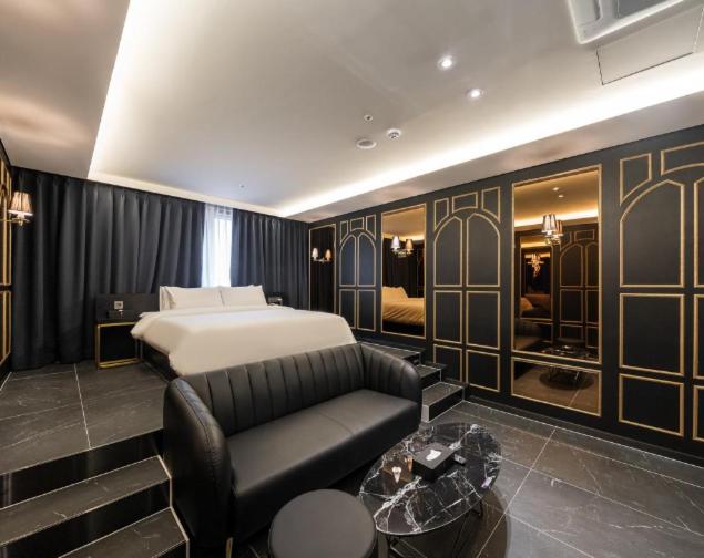 Suite - Photo 3
