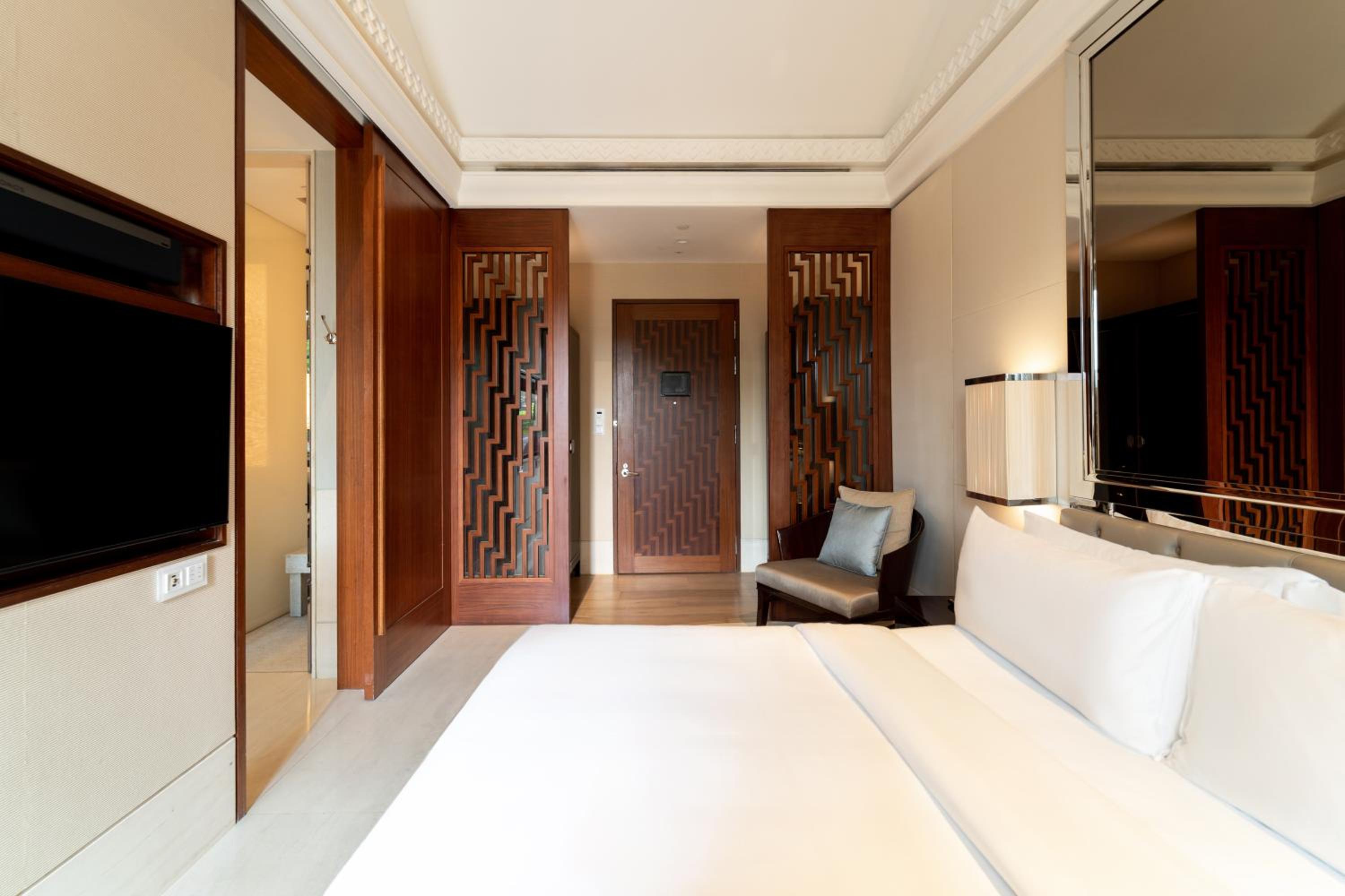 Terrace Room King Bed thumbnail 5