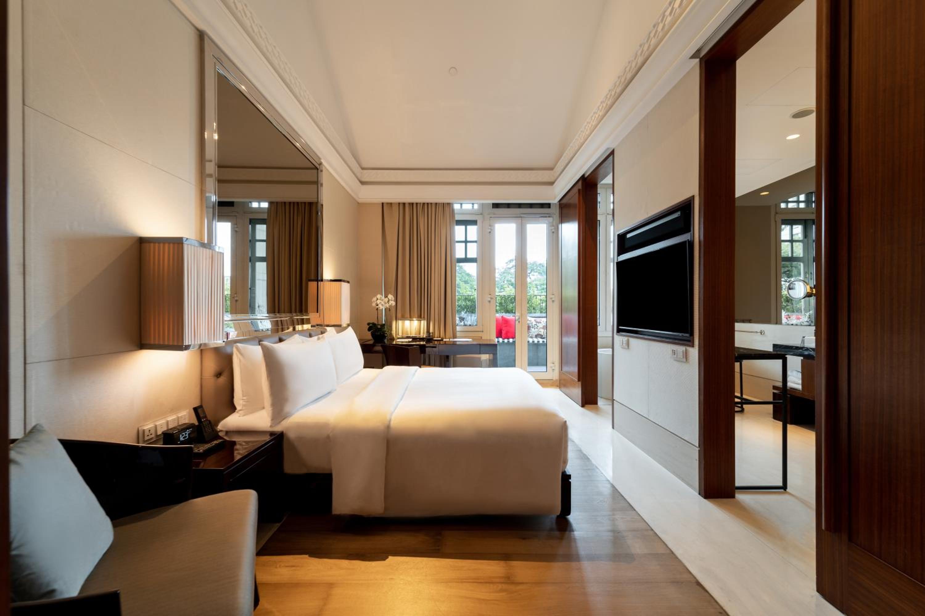 Terrace Room King Bed thumbnail 6