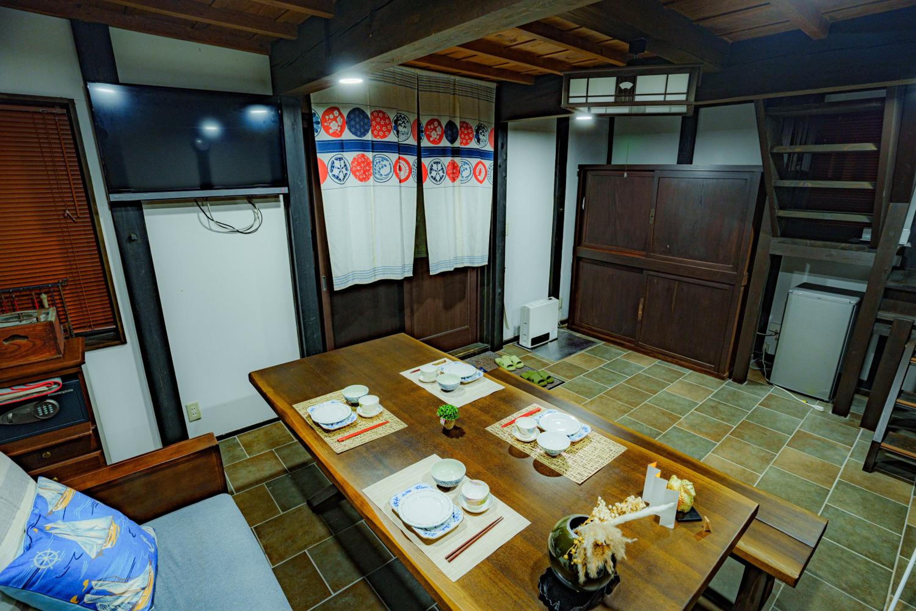 Quadruple Room with Shower - Photo 15